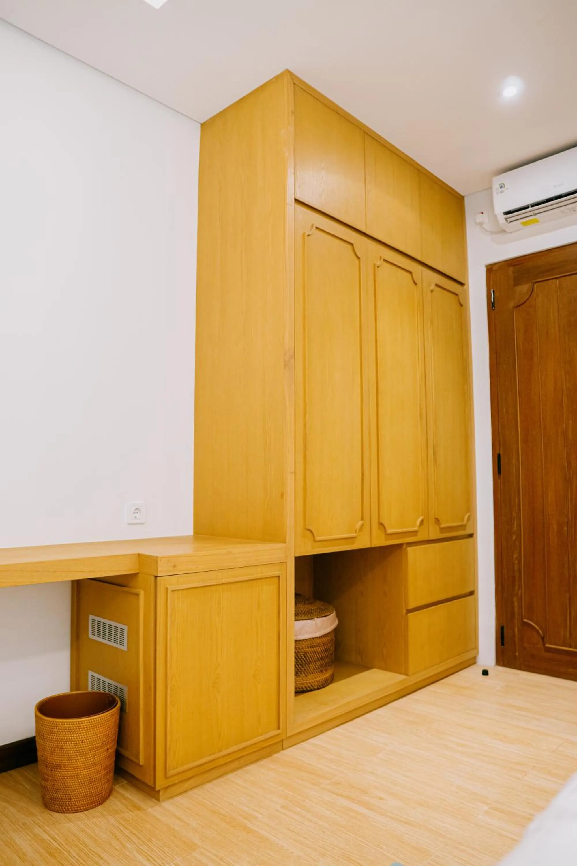 wardrobe in Casa Amarta Canggu - Boutique Lofts & Detox SPA