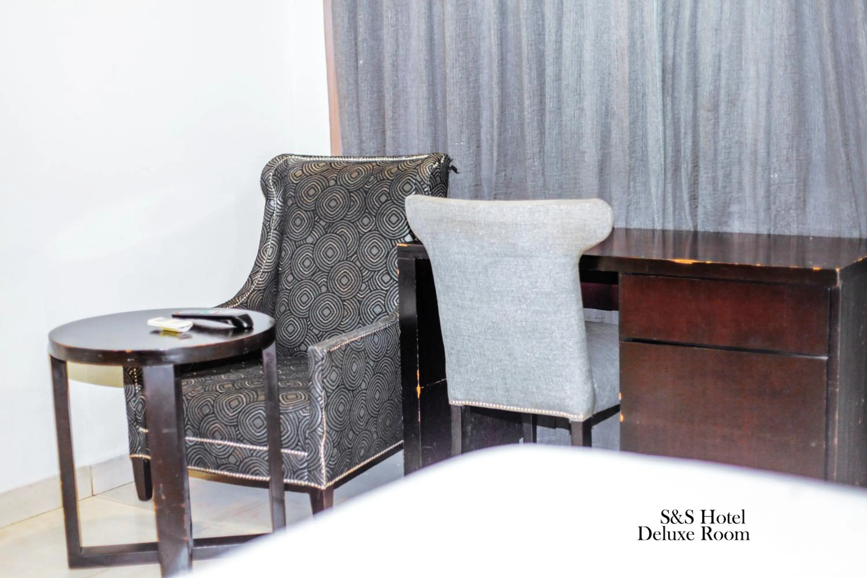 Seating area in S & S Hotel & Suites