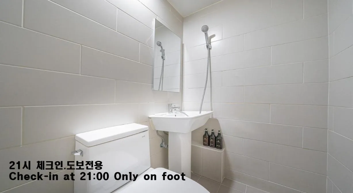Toilet in Uiwang Nine Hotel