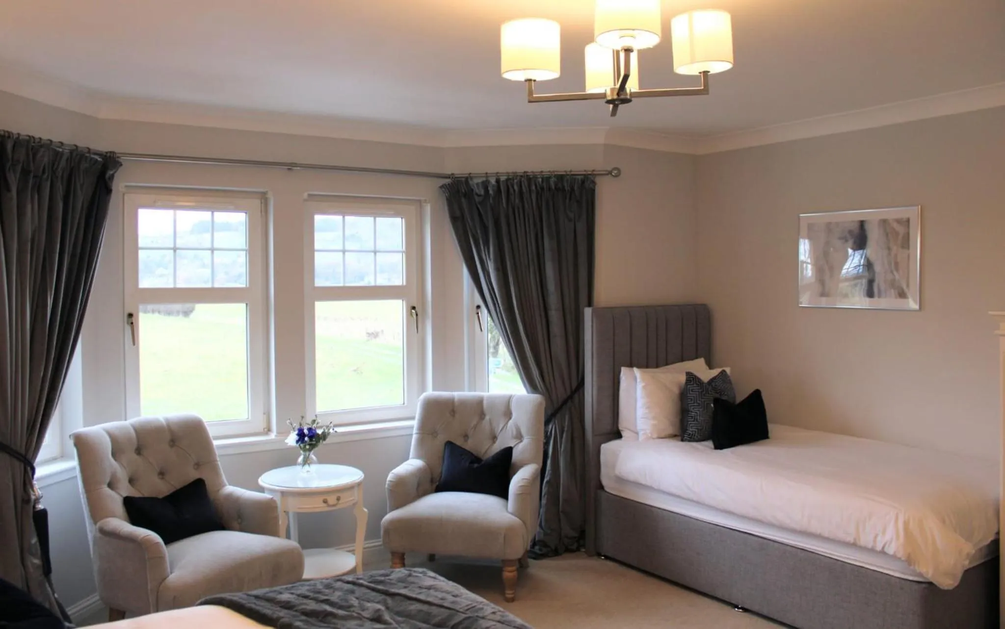 Seating area, Bed in Springfield Lodge Bed and Breakfast