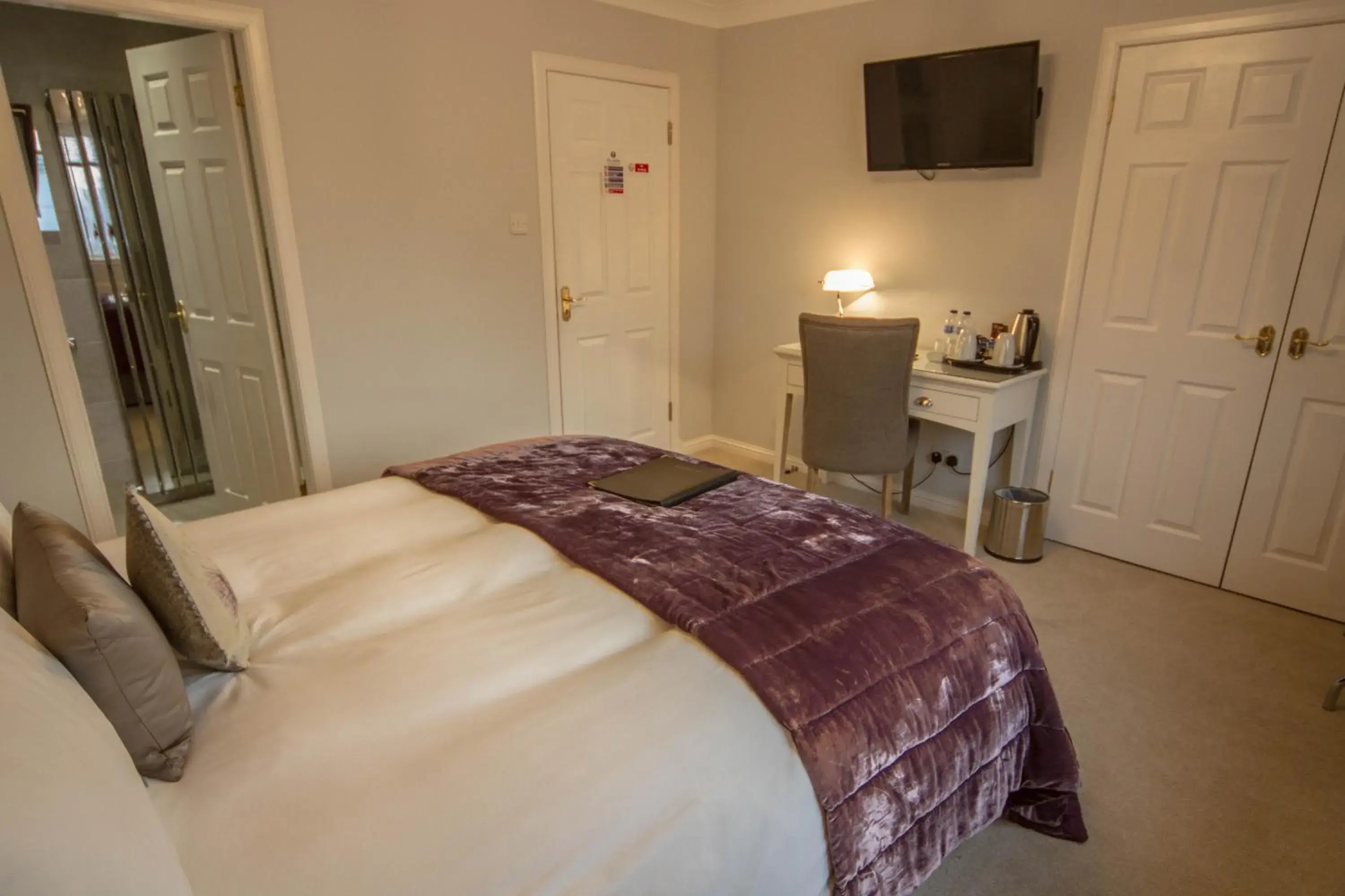 Double Room with Shower in Springfield Lodge Bed and Breakfast Double Room with Shower in Springfield Lodge Bed and Breakfast