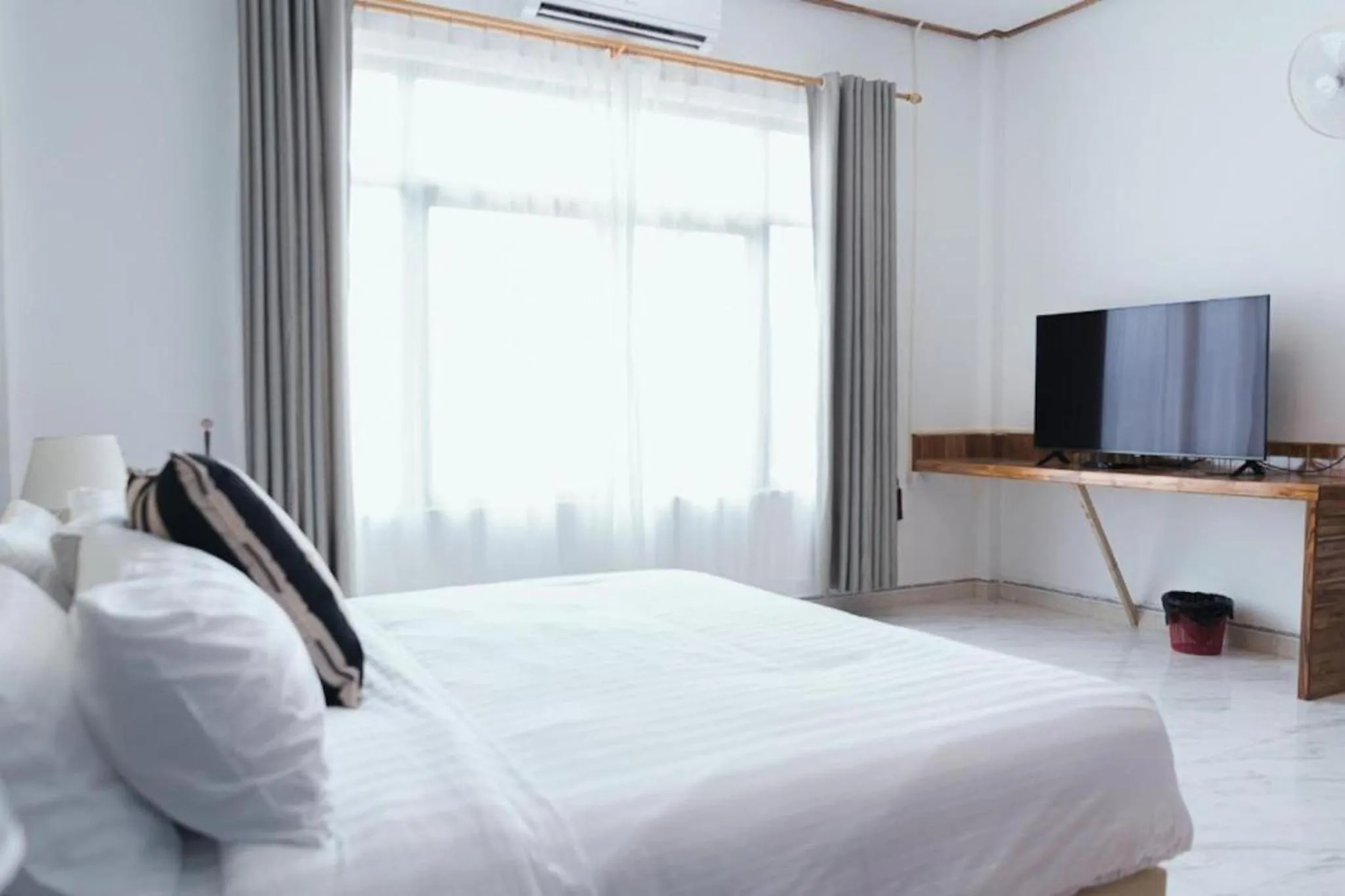 Bedroom, Bed in Tulip Hotel