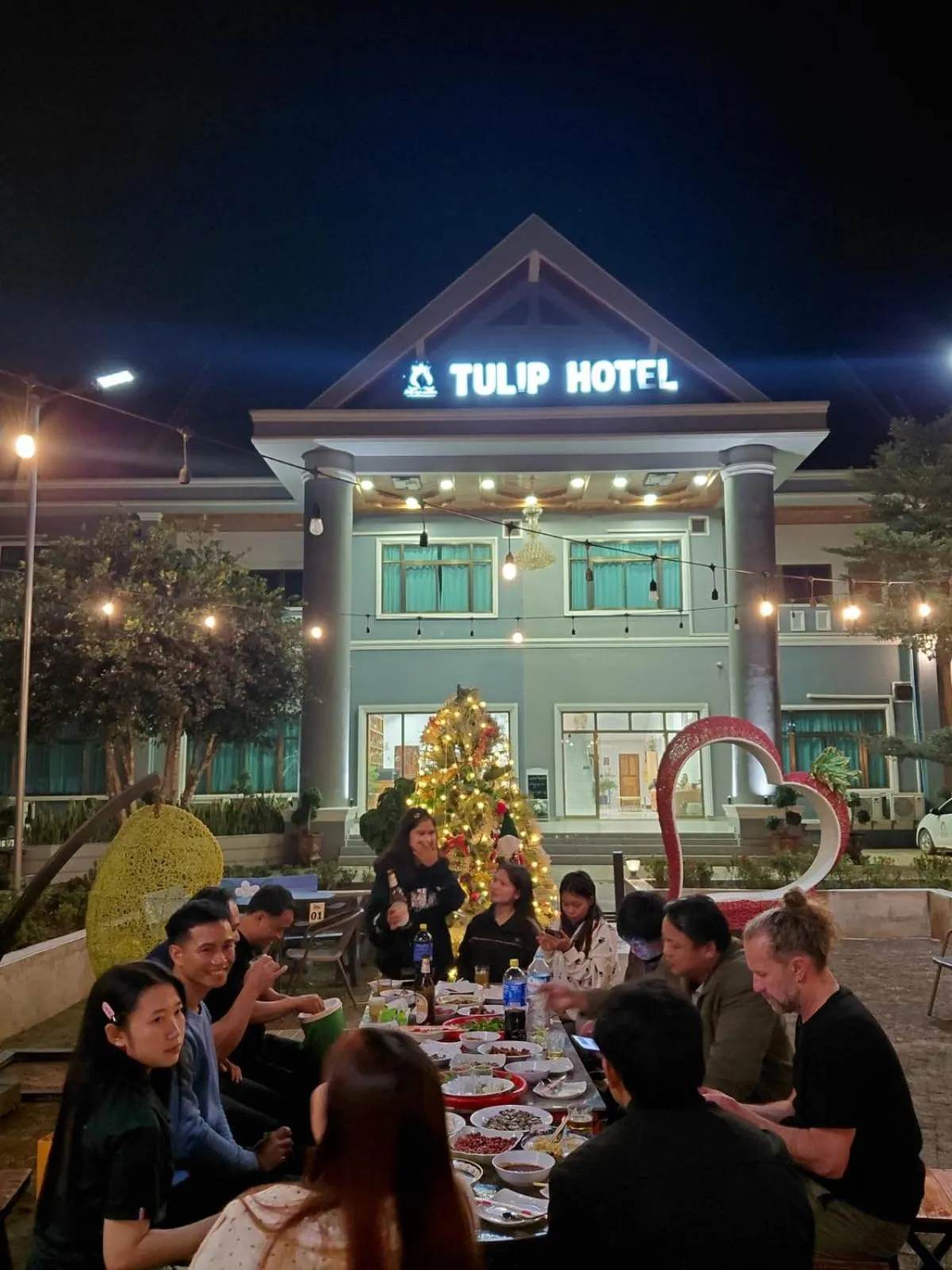 Restaurant/places to eat in Tulip Hotel