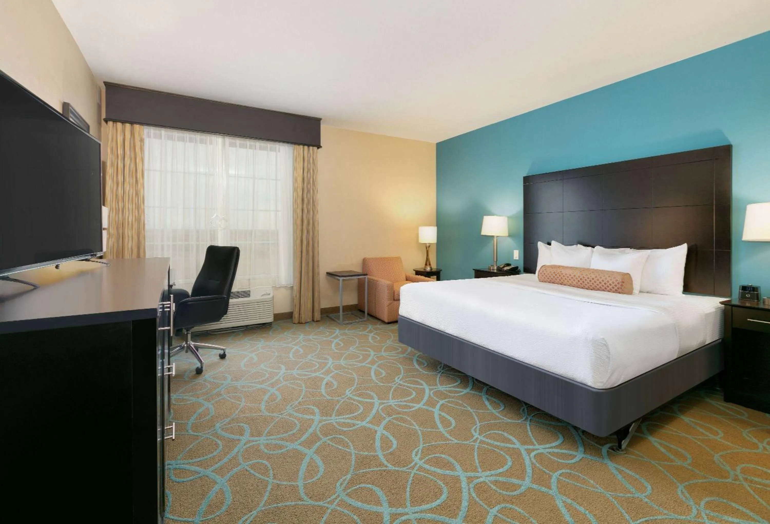 Photo of the whole room, Bed in La Quinta by Wyndham Clinton Historic Route 66