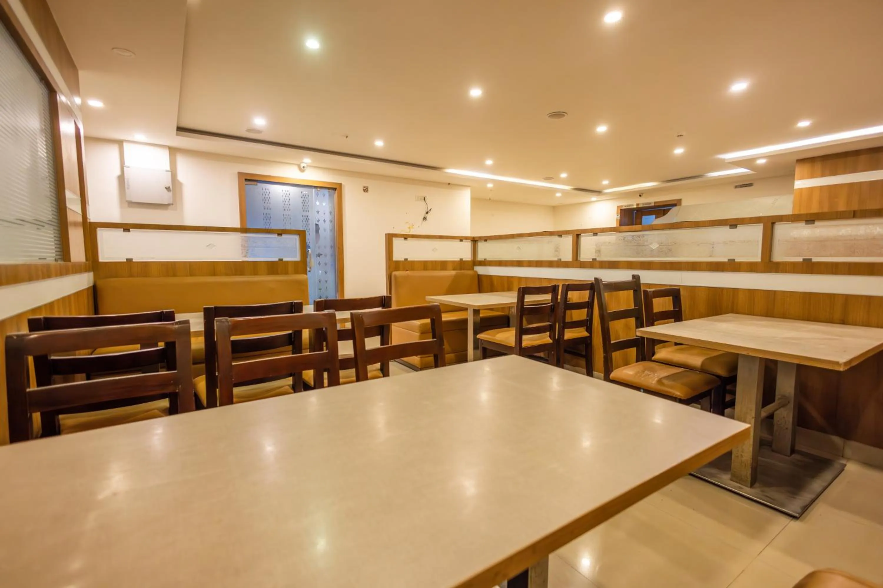 Restaurant/places to eat in Suraksha Stay Brookfield Hotel
