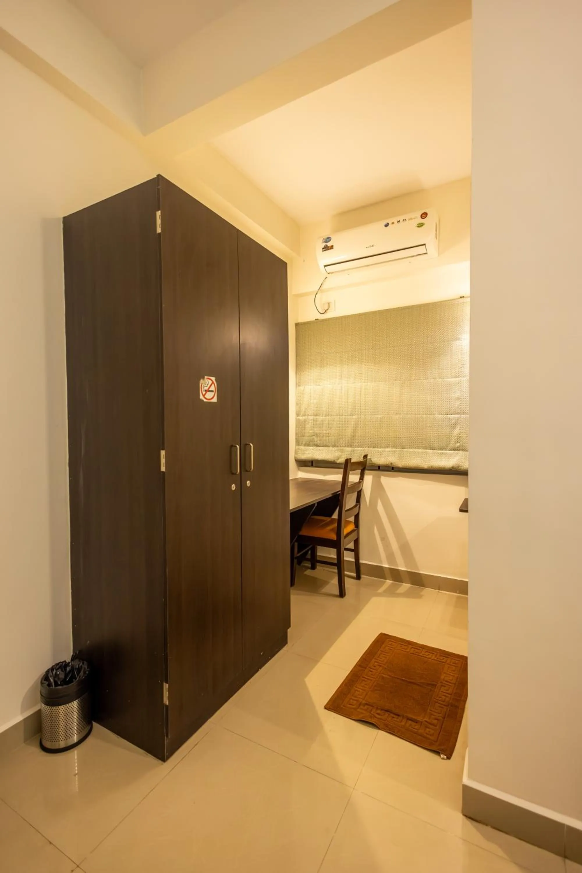wardrobe in Suraksha Stay Brookfield Hotel