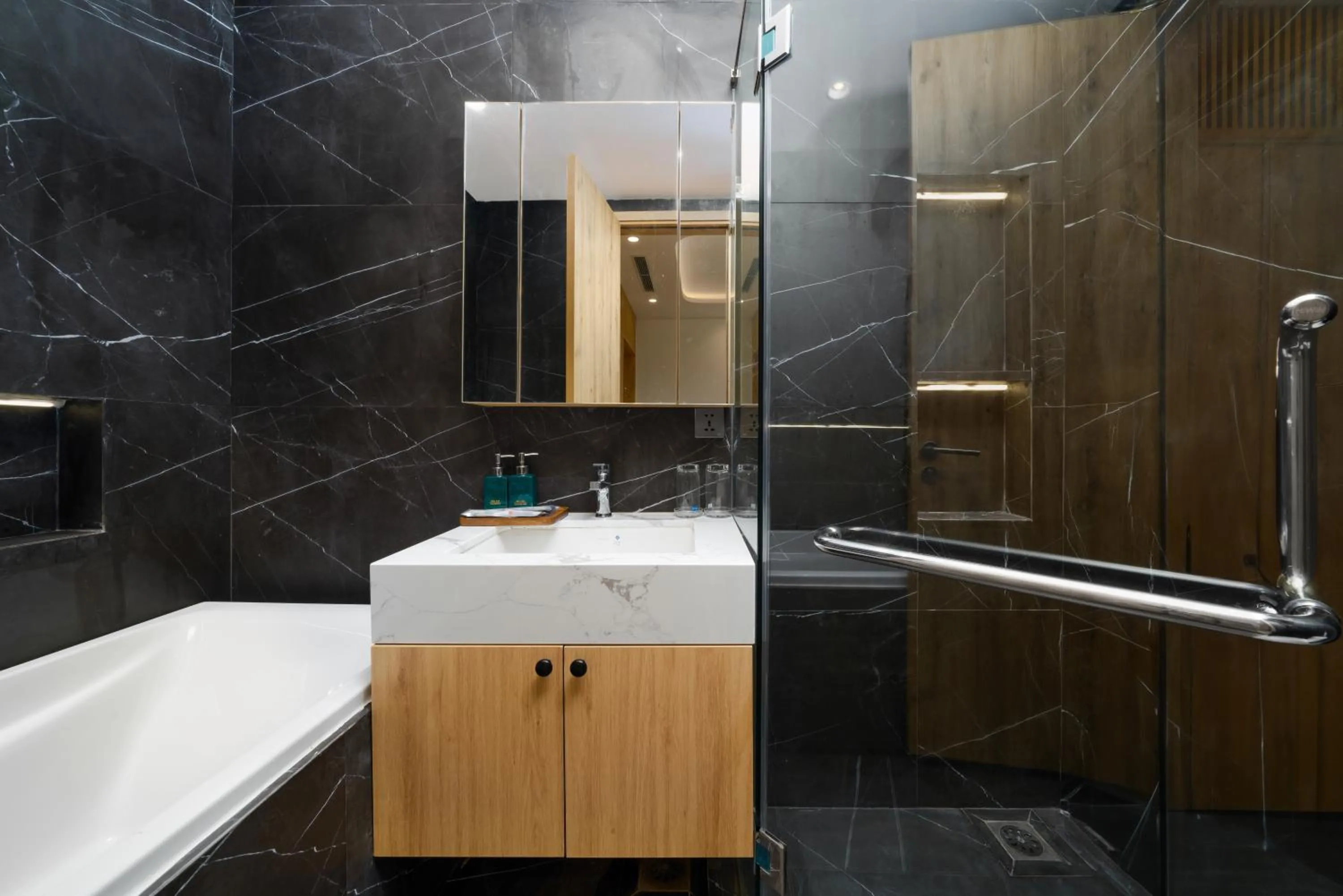 Shower in The Galaxy Home Doi Can Hotel and Apartment