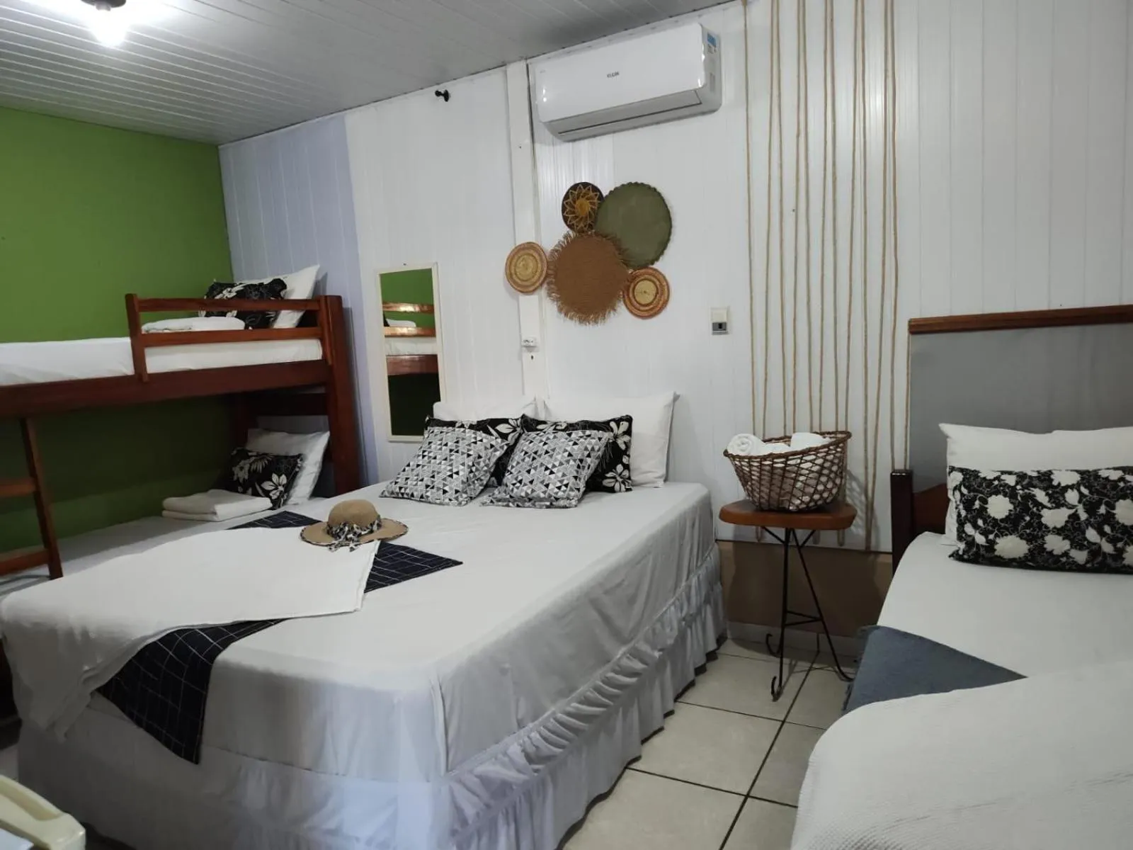 Photo of the whole room, Bed in Hotel Coração Verde