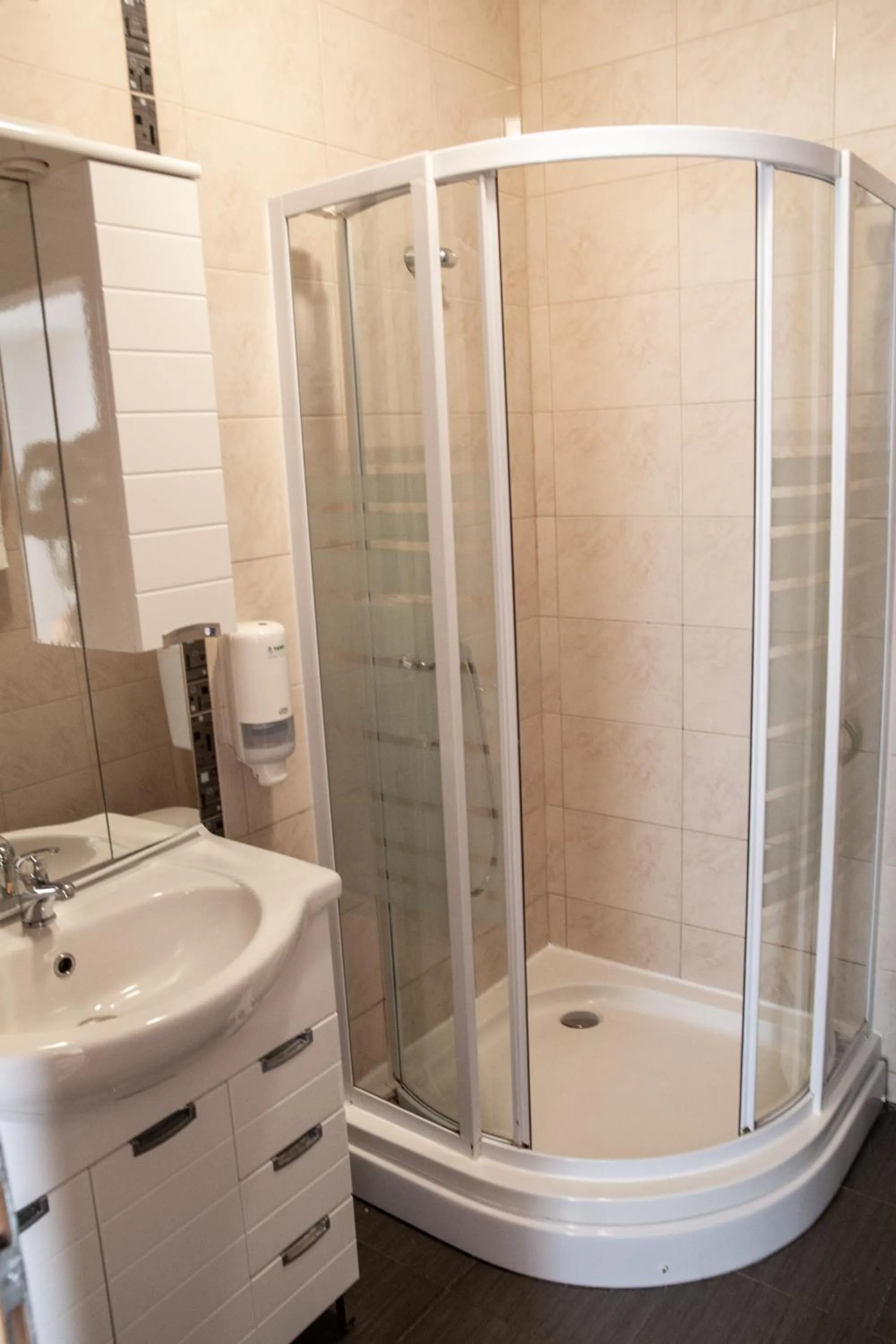 Shower in Guest House Maritimo