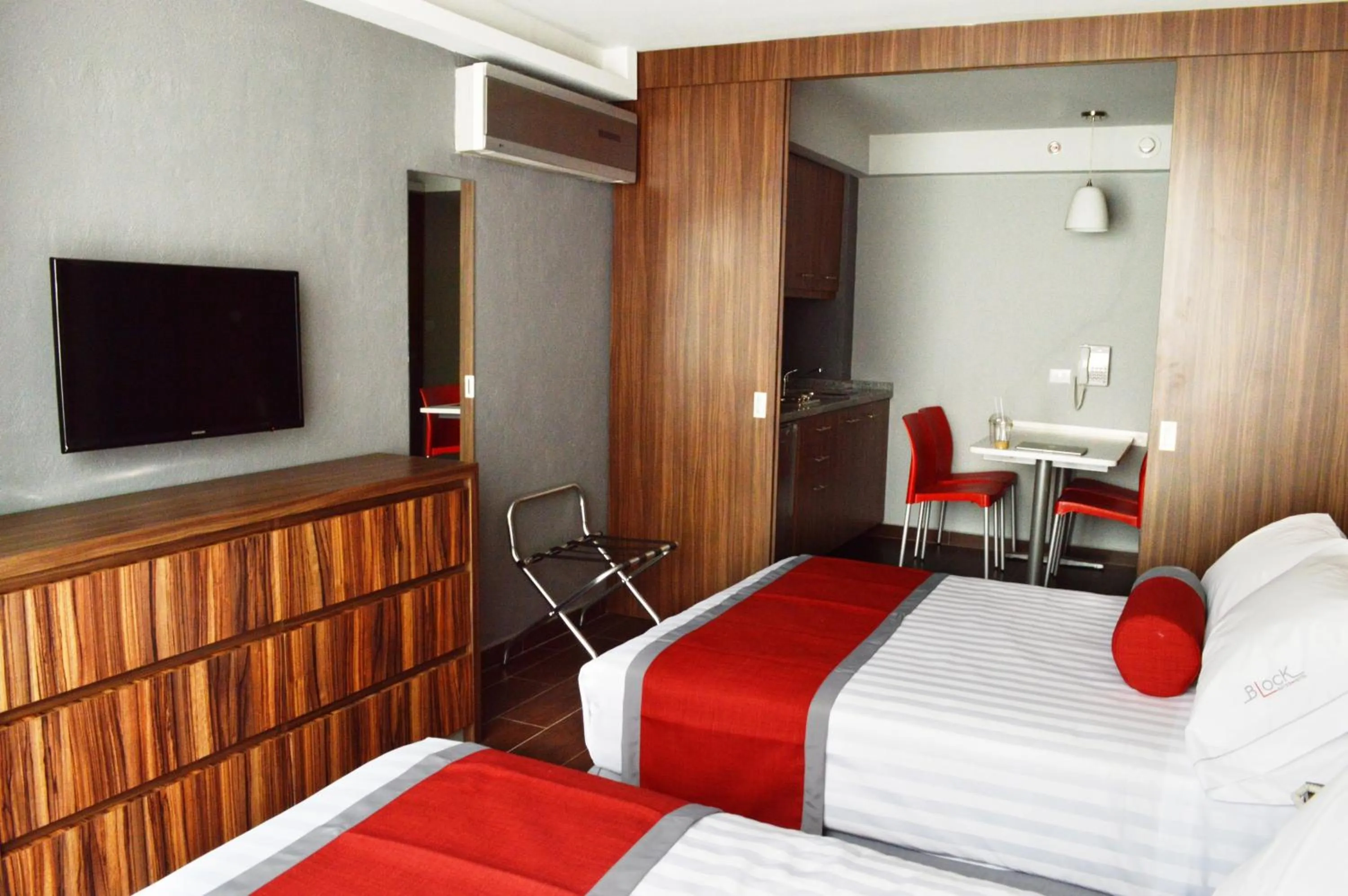 Bedroom, Bed in Hotel Block Suites