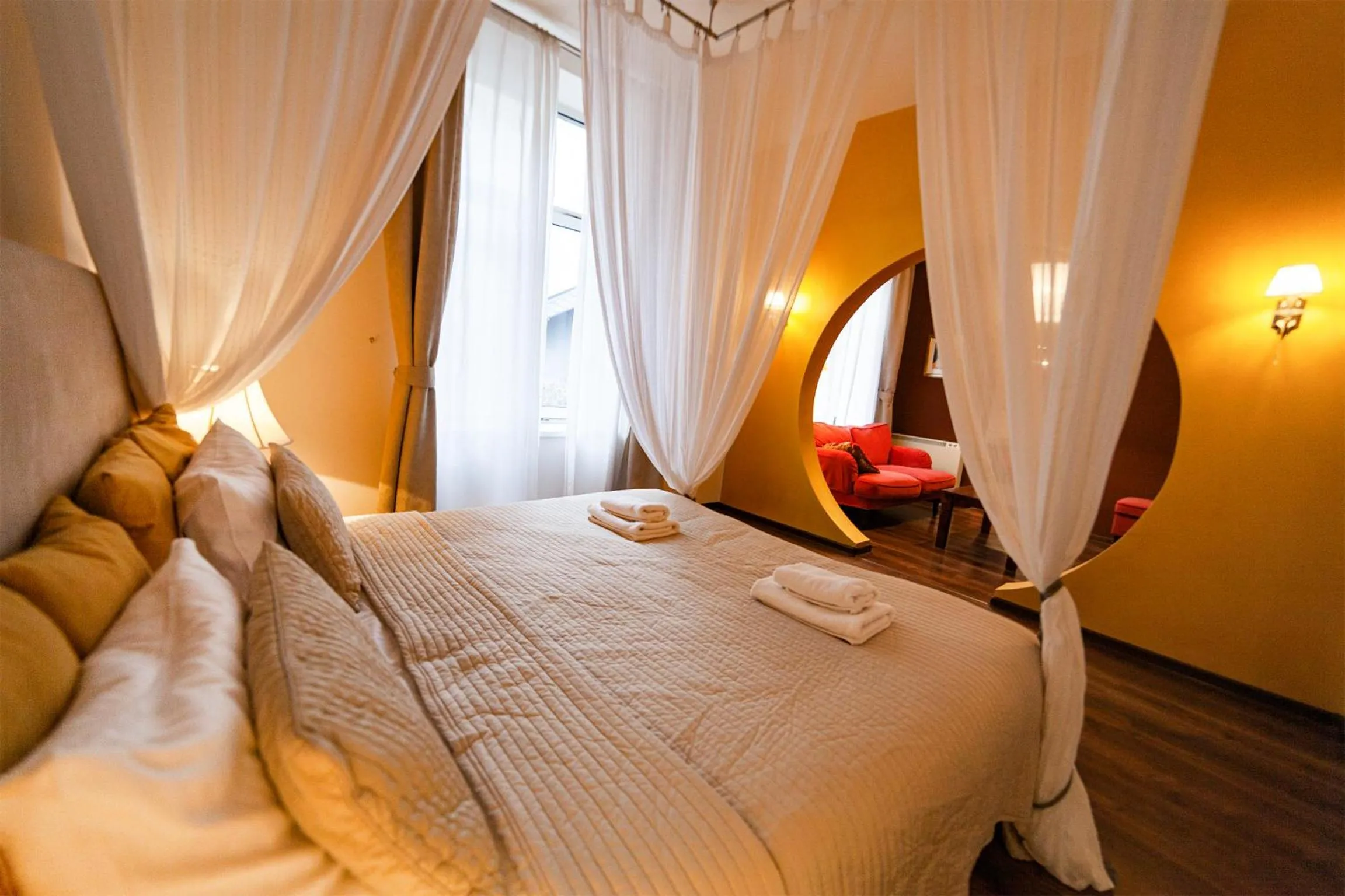 Bedroom, Bed in Lounge Apartments