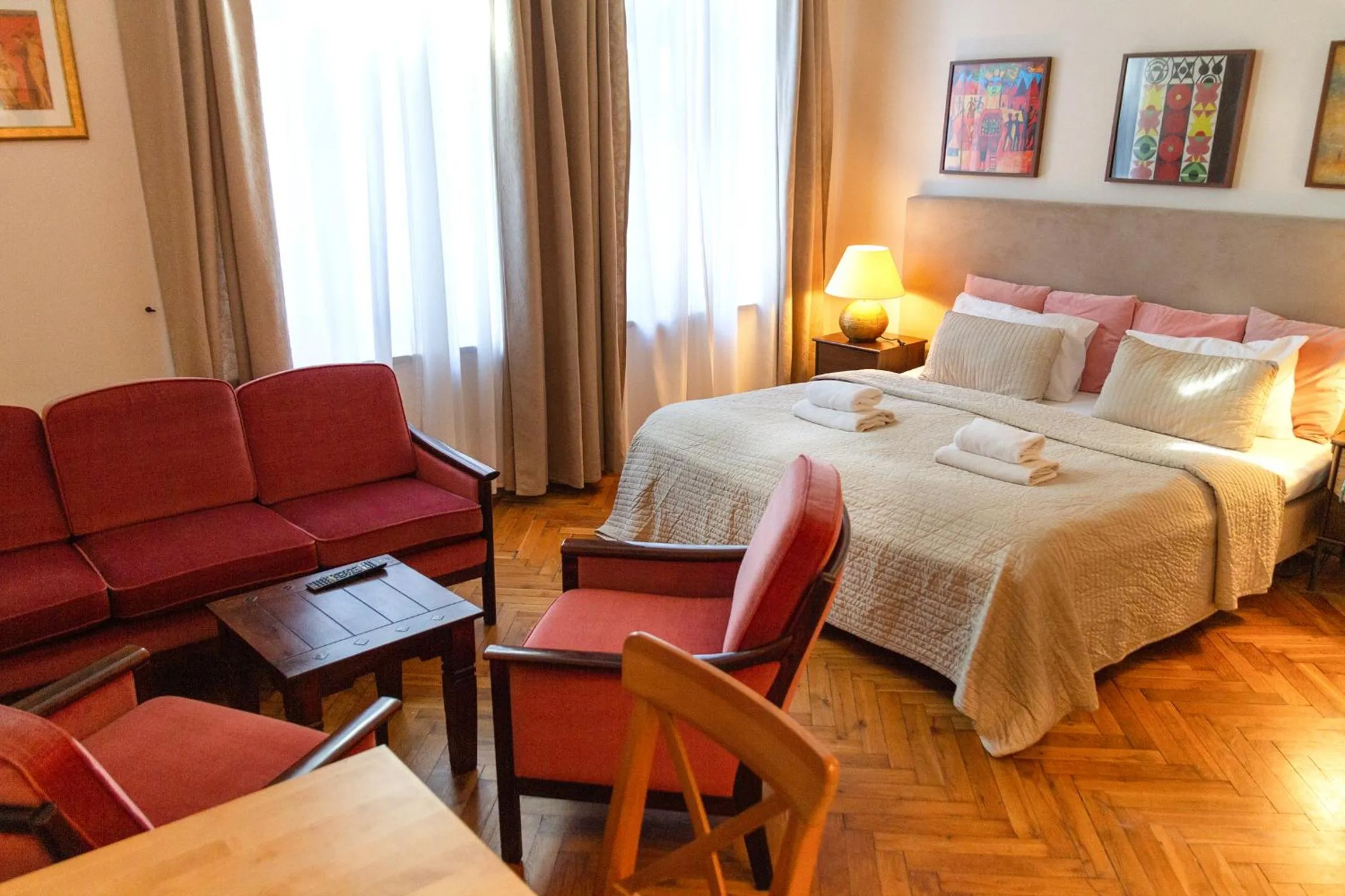 Bedroom, Bed in Lounge Apartments