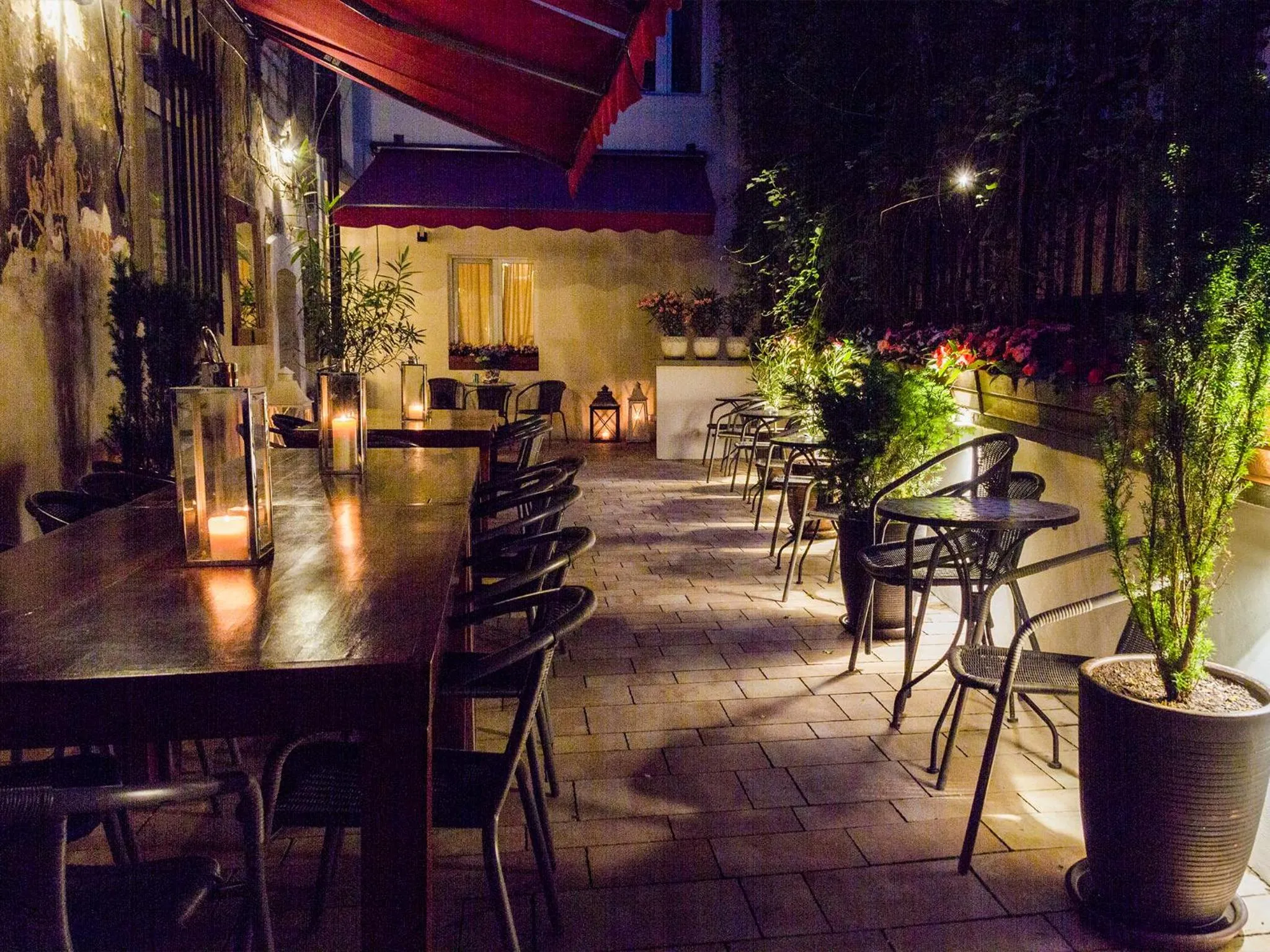 Restaurant/places to eat in Lounge Apartments