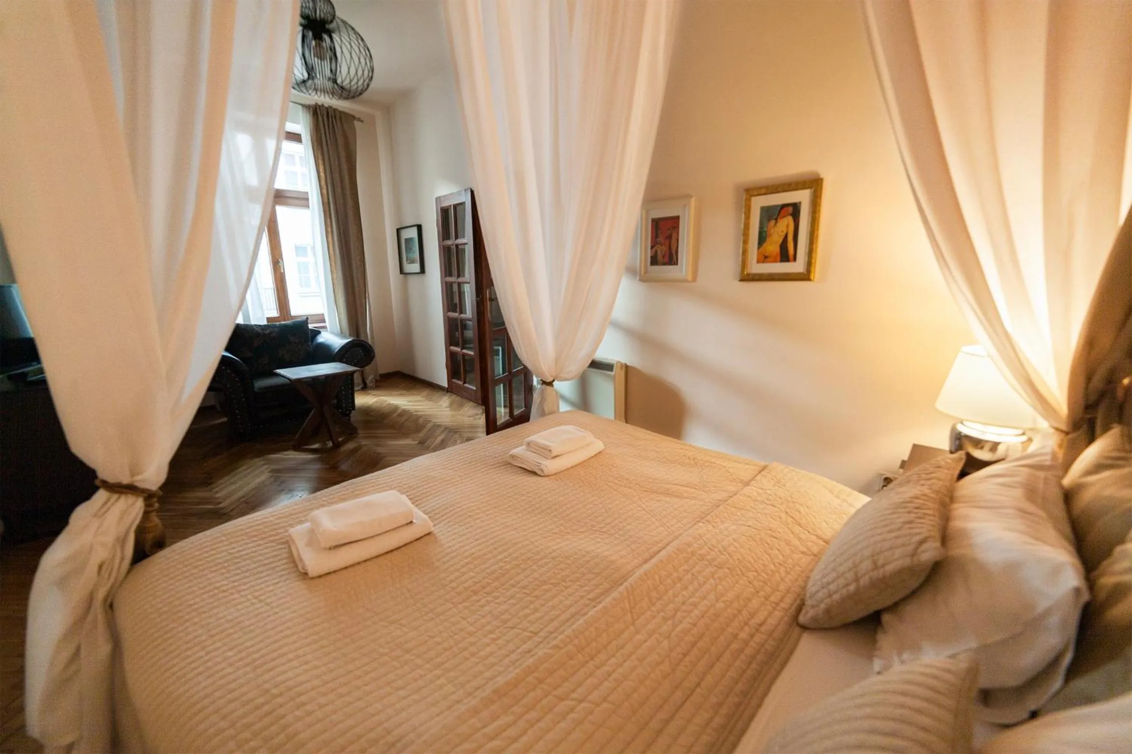 Bedroom, Bed in Lounge Apartments