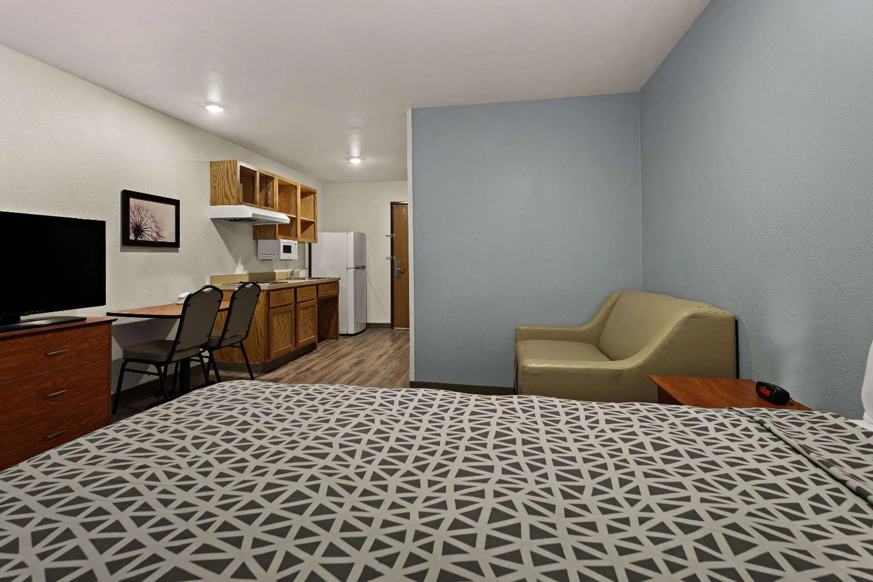 Bedroom, Bed in WoodSpring Suites Greenville Central I-85