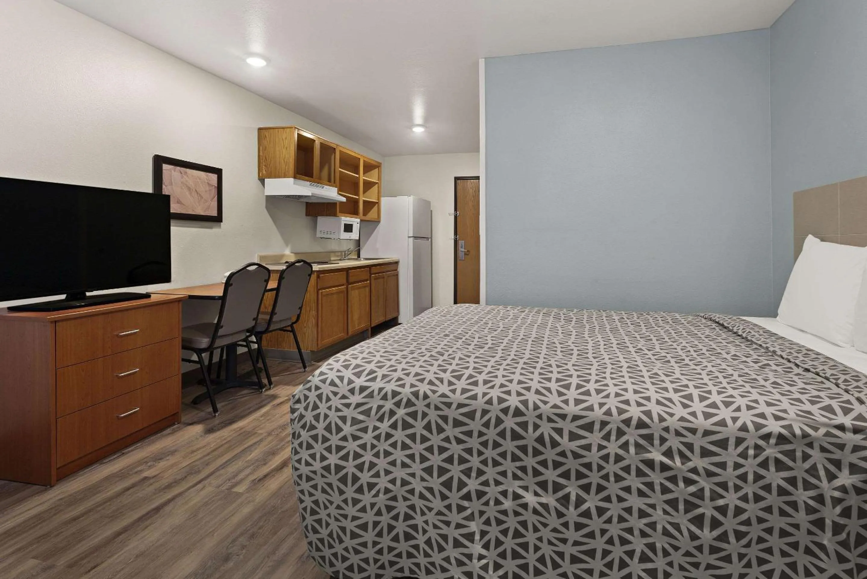Bedroom, Bed in WoodSpring Suites Greenville Central I-85