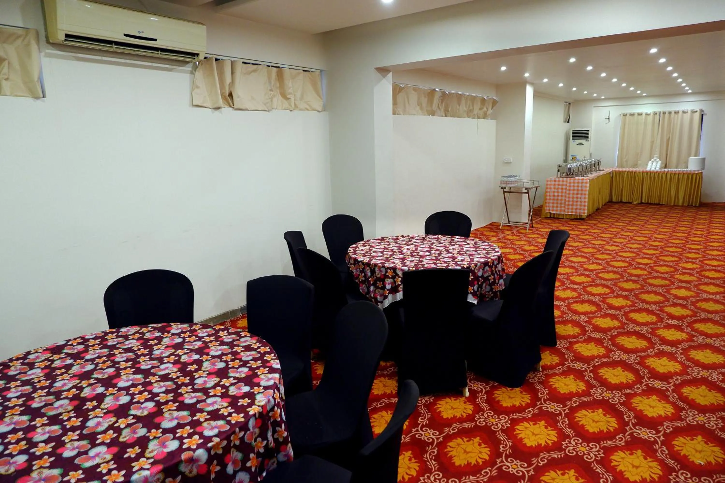 Restaurant/places to eat in Hotel Sai Vijay