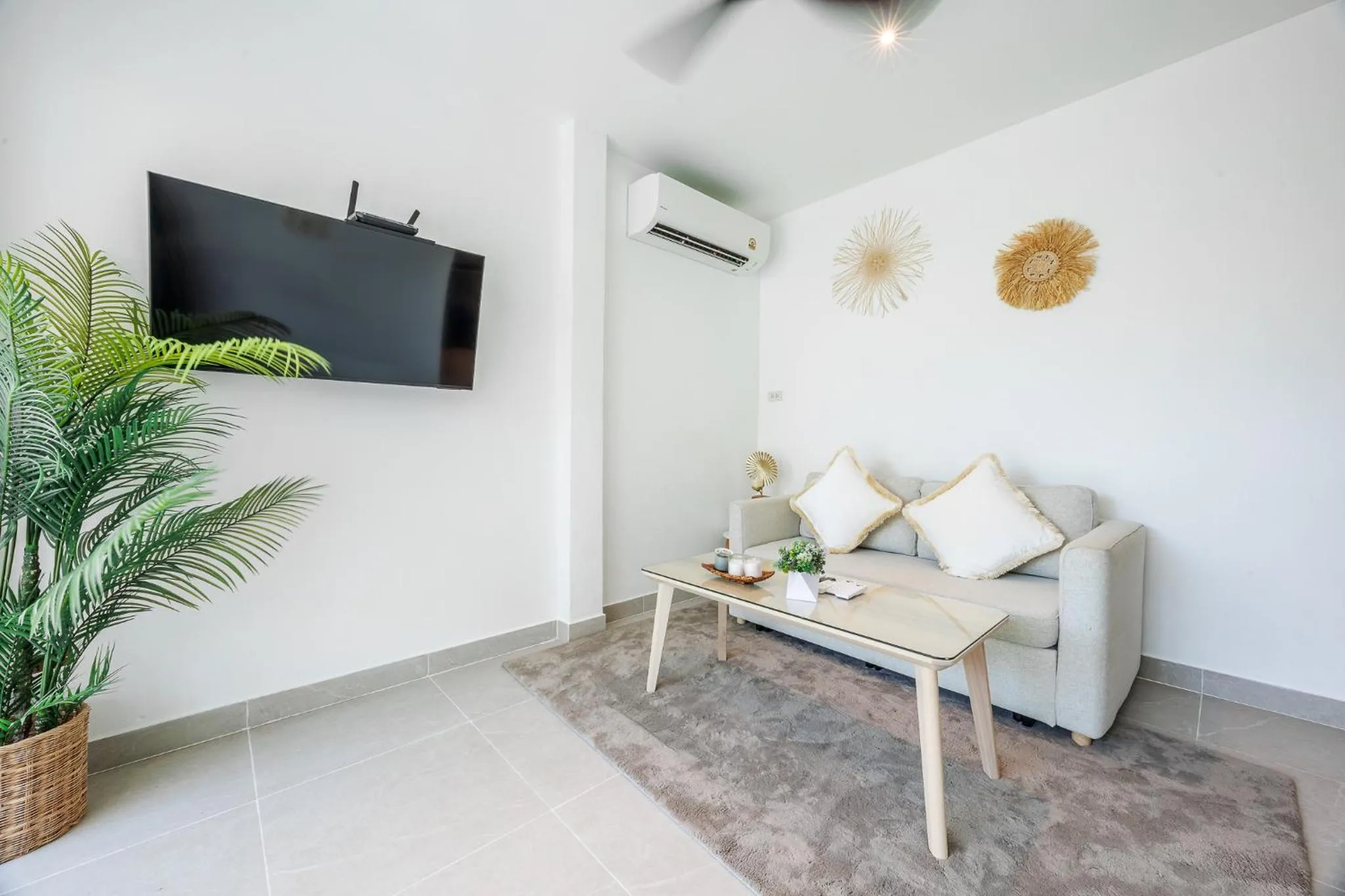 Communal lounge/ TV room in Baan Saint-Tropez Seaview Villas Kata Beach