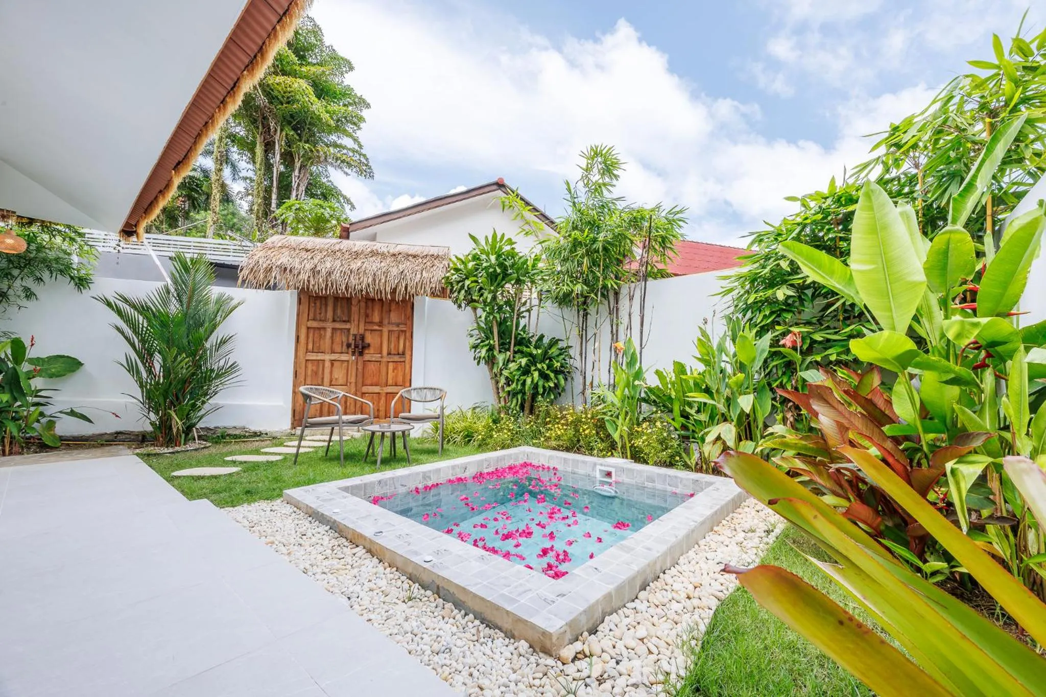 Swimming pool in Baan Saint-Tropez Seaview Villas Kata Beach