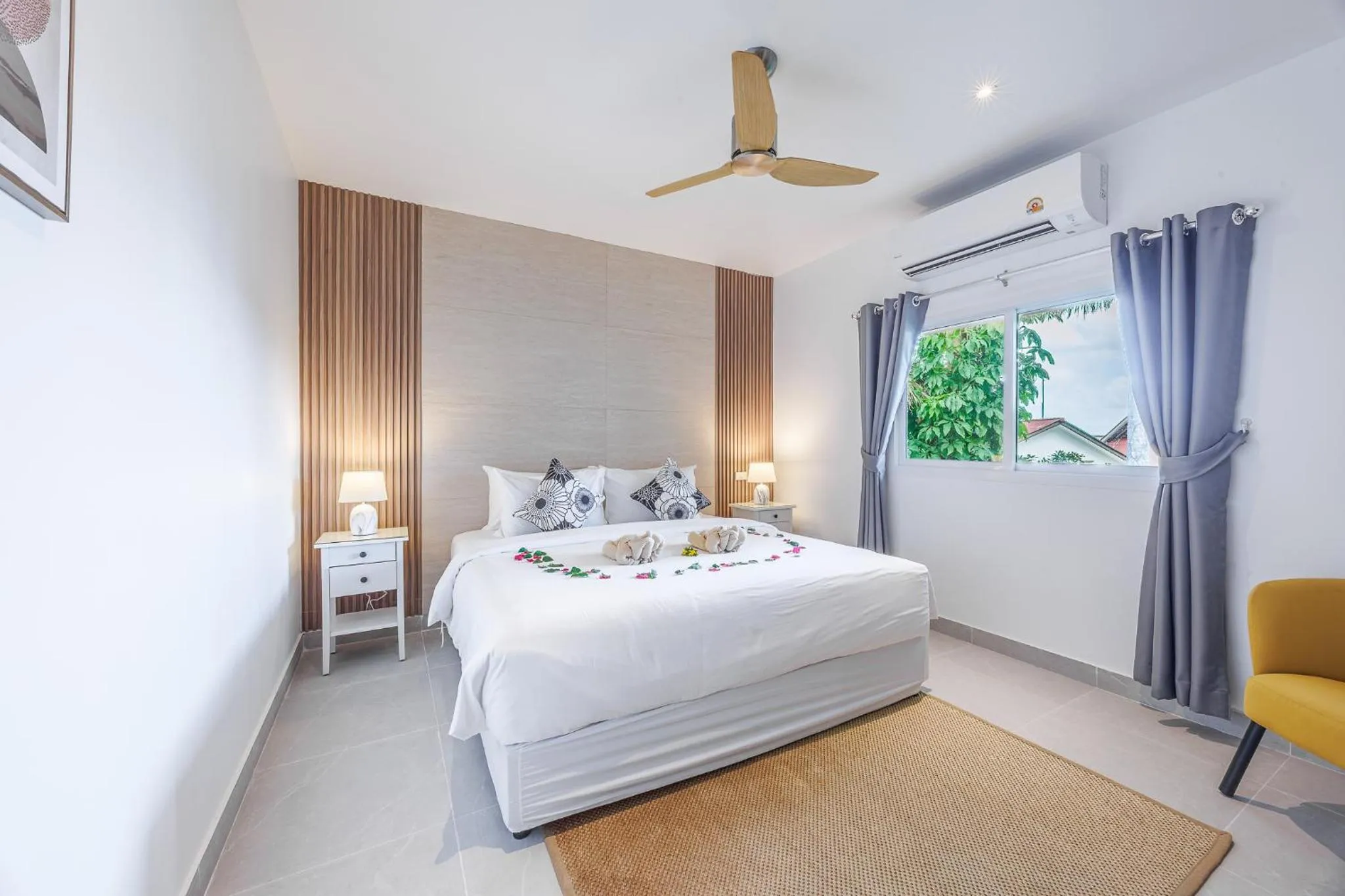 Bed in Baan Saint-Tropez Seaview Villas Kata Beach