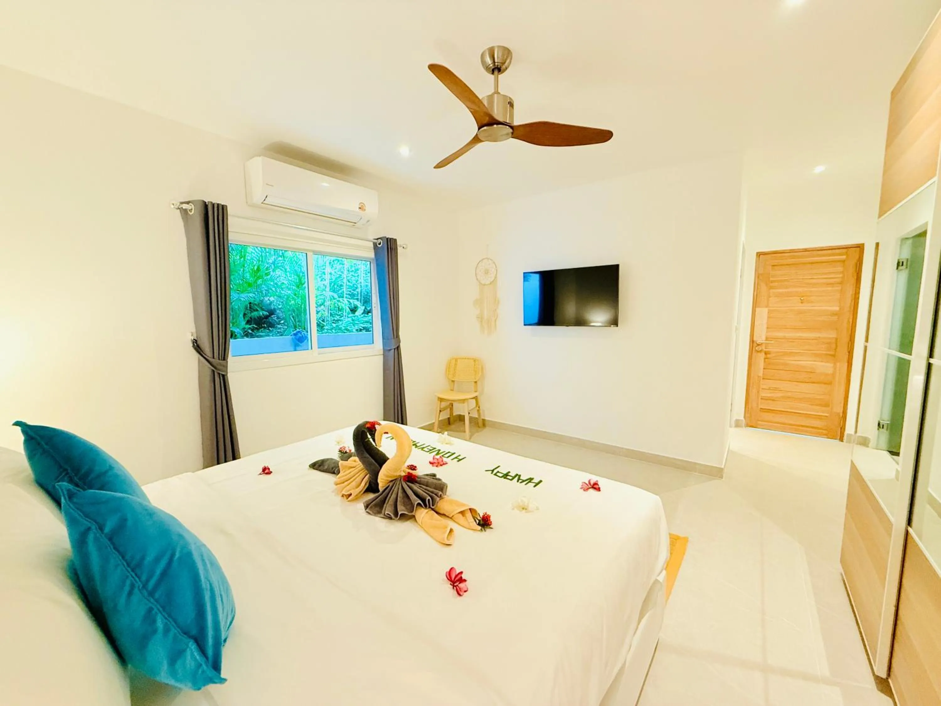 Bed in Baan Saint-Tropez Seaview Villas Kata Beach