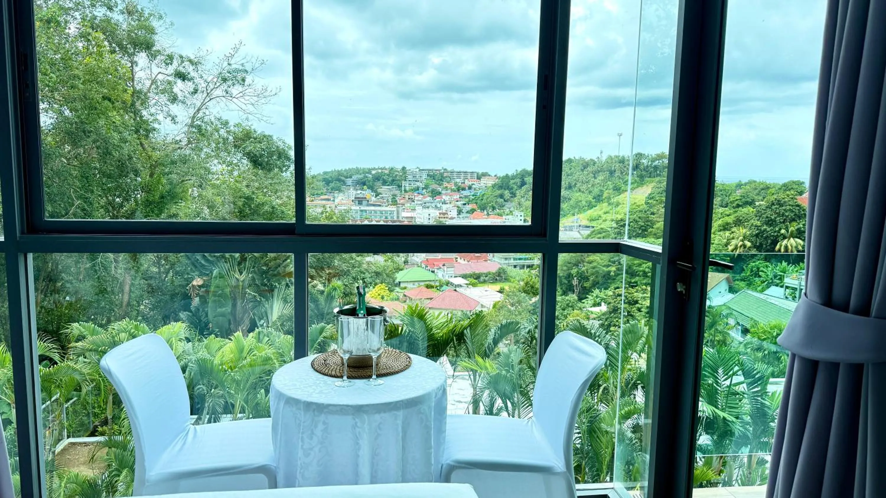 Banquet/Function facilities in Baan Saint-Tropez Seaview Villas Kata Beach