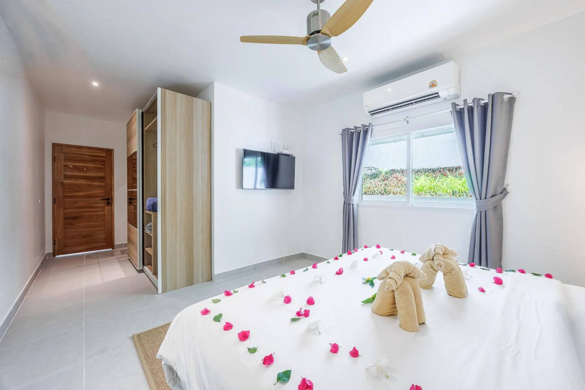 Bedroom, Bed in Baan Saint-Tropez Seaview Villas Kata Beach