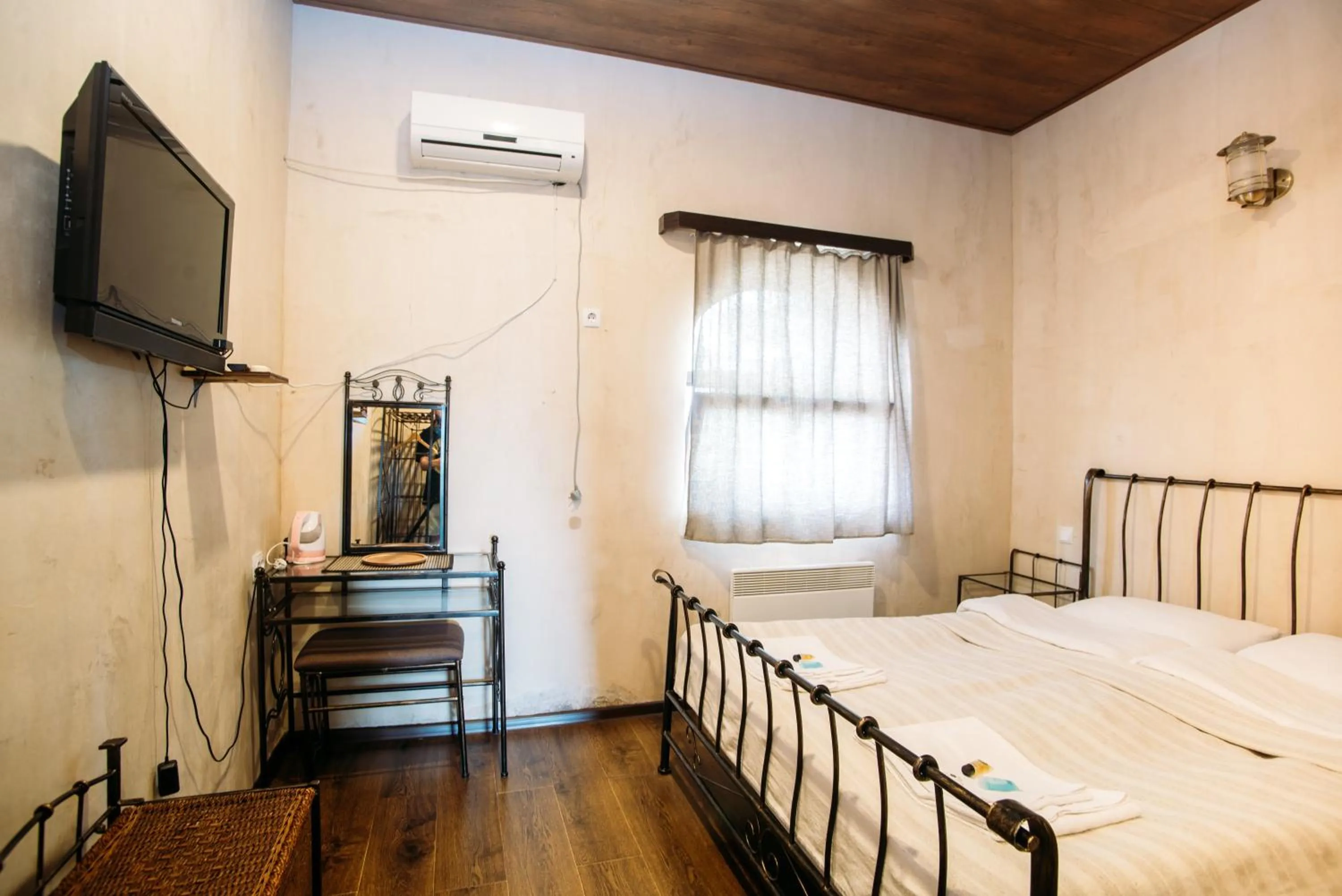 Photo of the whole room, Bed in Chateau Eniseli