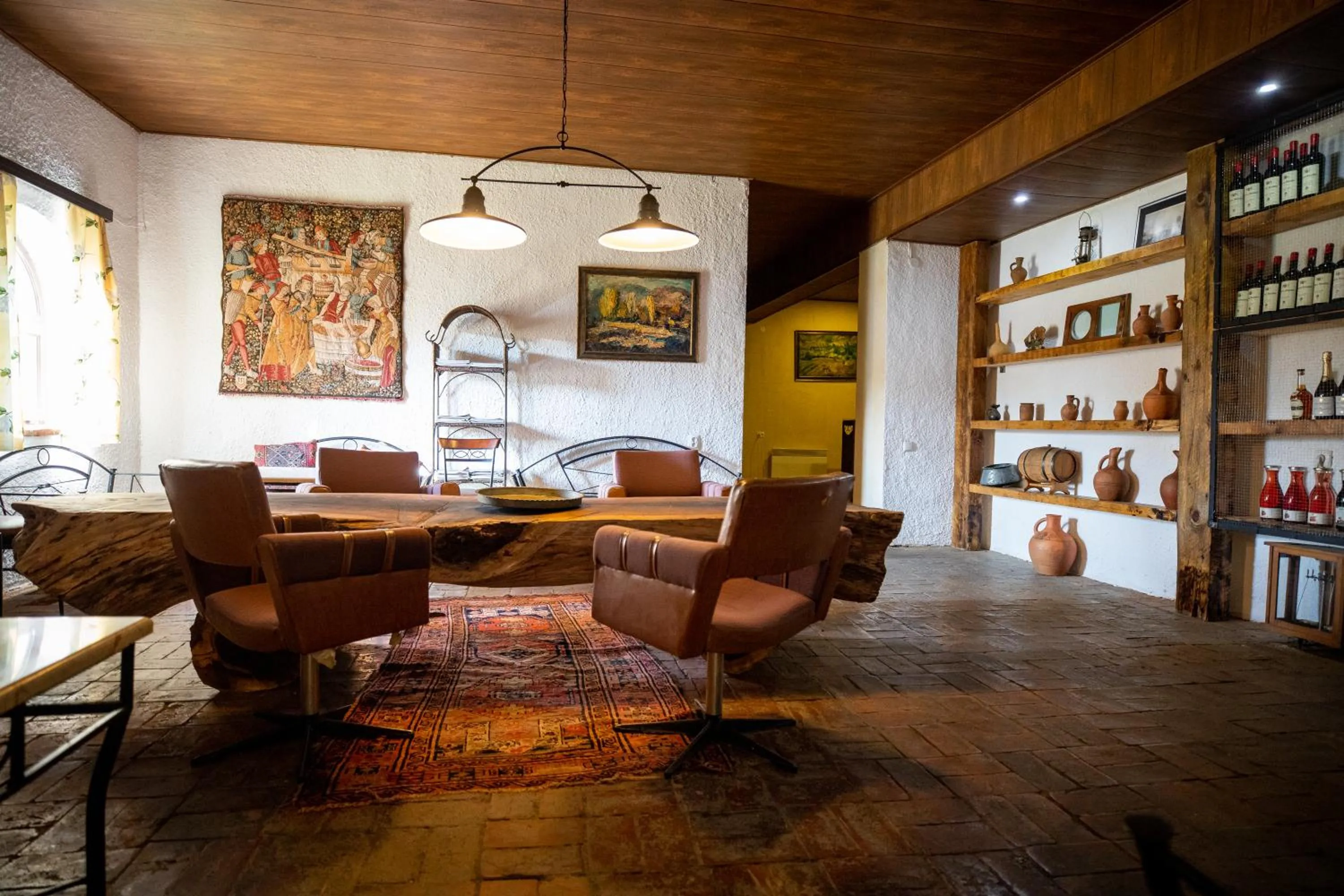 Restaurant/places to eat in Chateau Eniseli