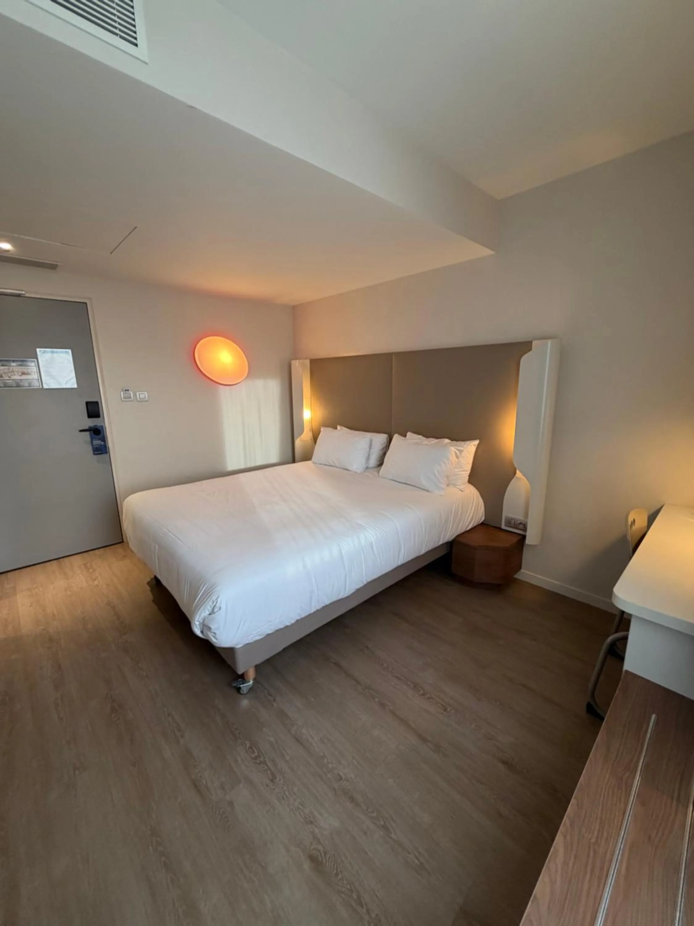 Photo of the whole room, Bed in Campanile Annemasse Gare– Genève