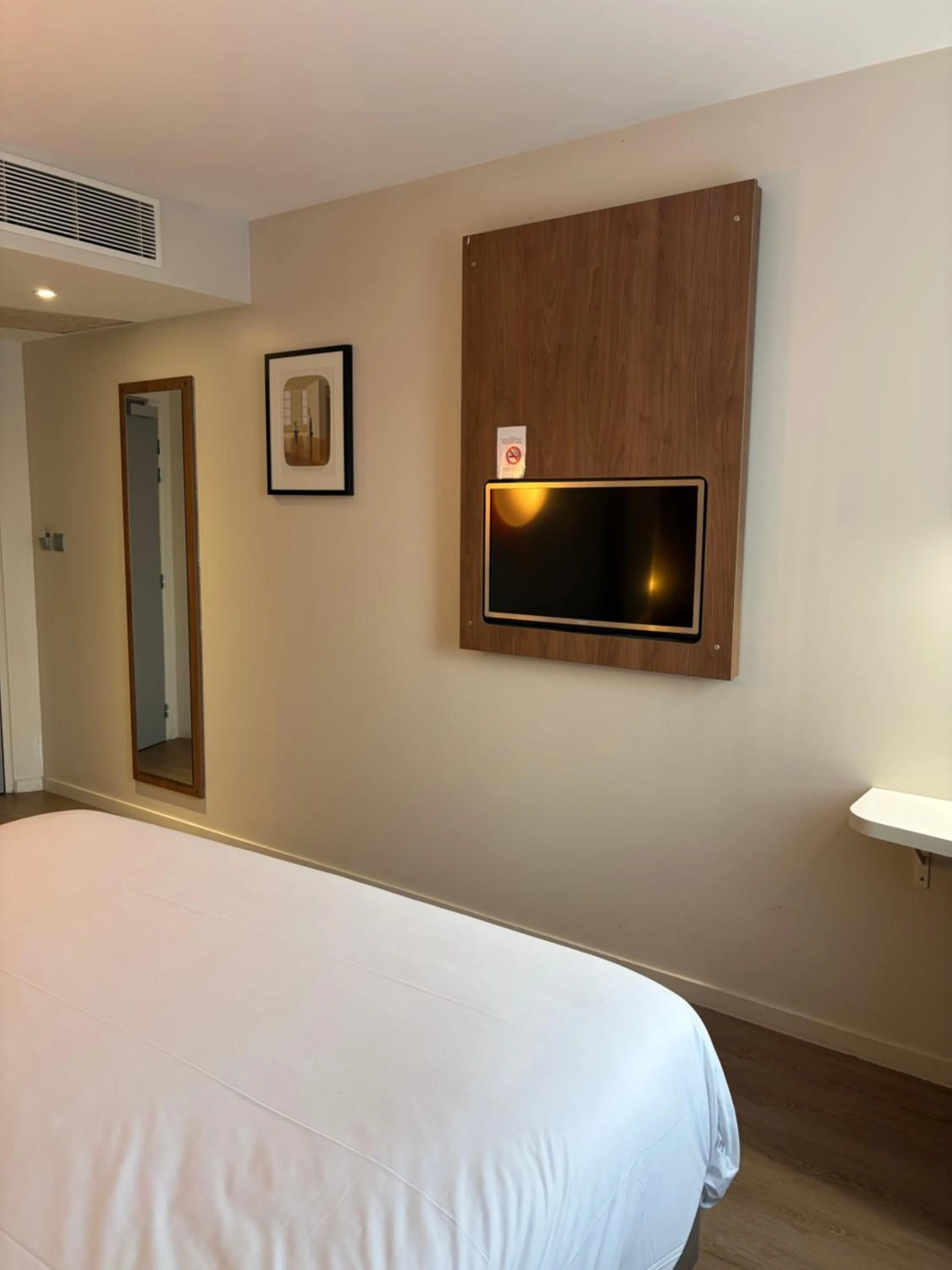 Photo of the whole room, Bed in Campanile Annemasse Gare– Genève