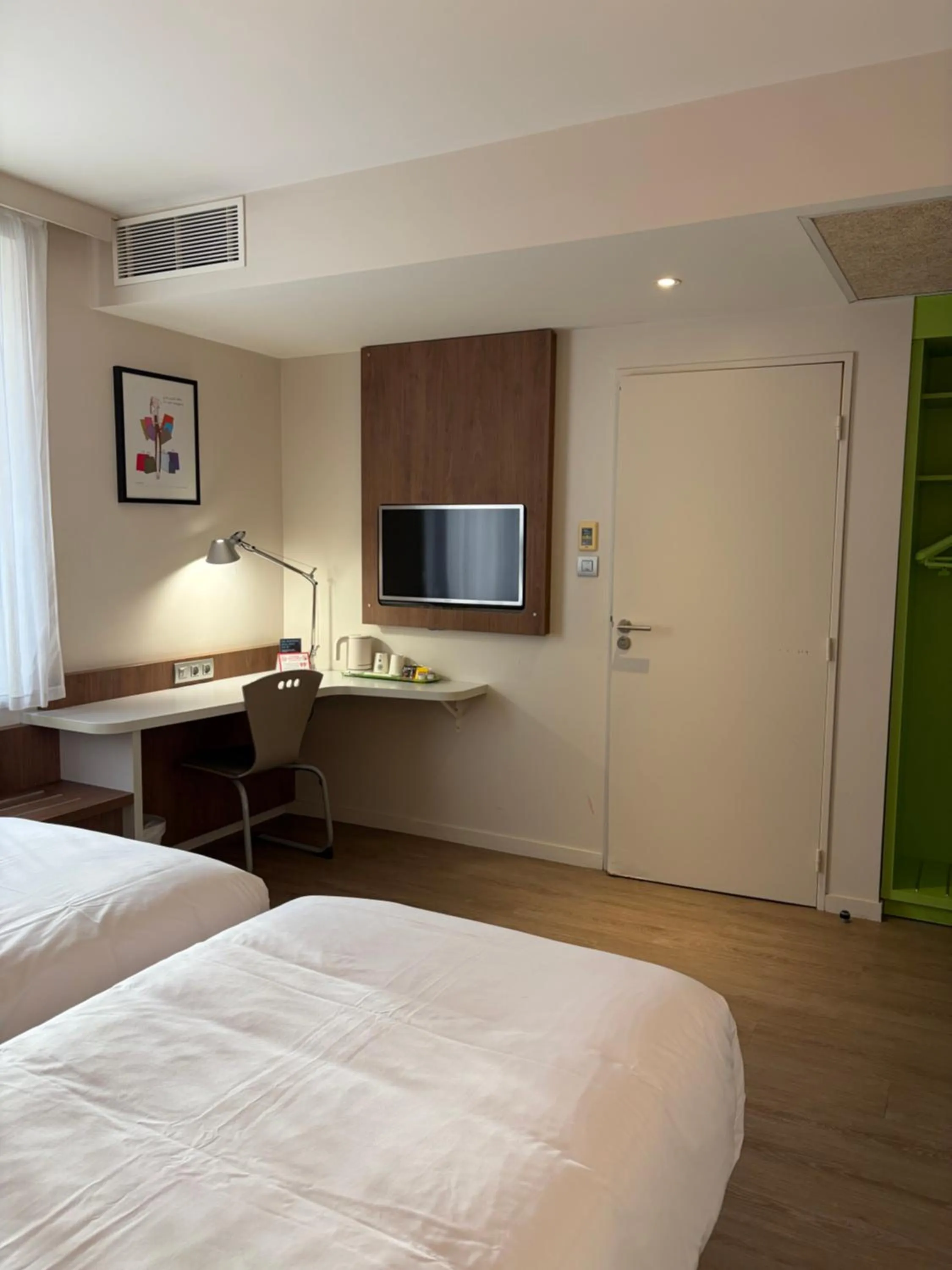 Photo of the whole room, Bed in Campanile Annemasse Gare– Genève