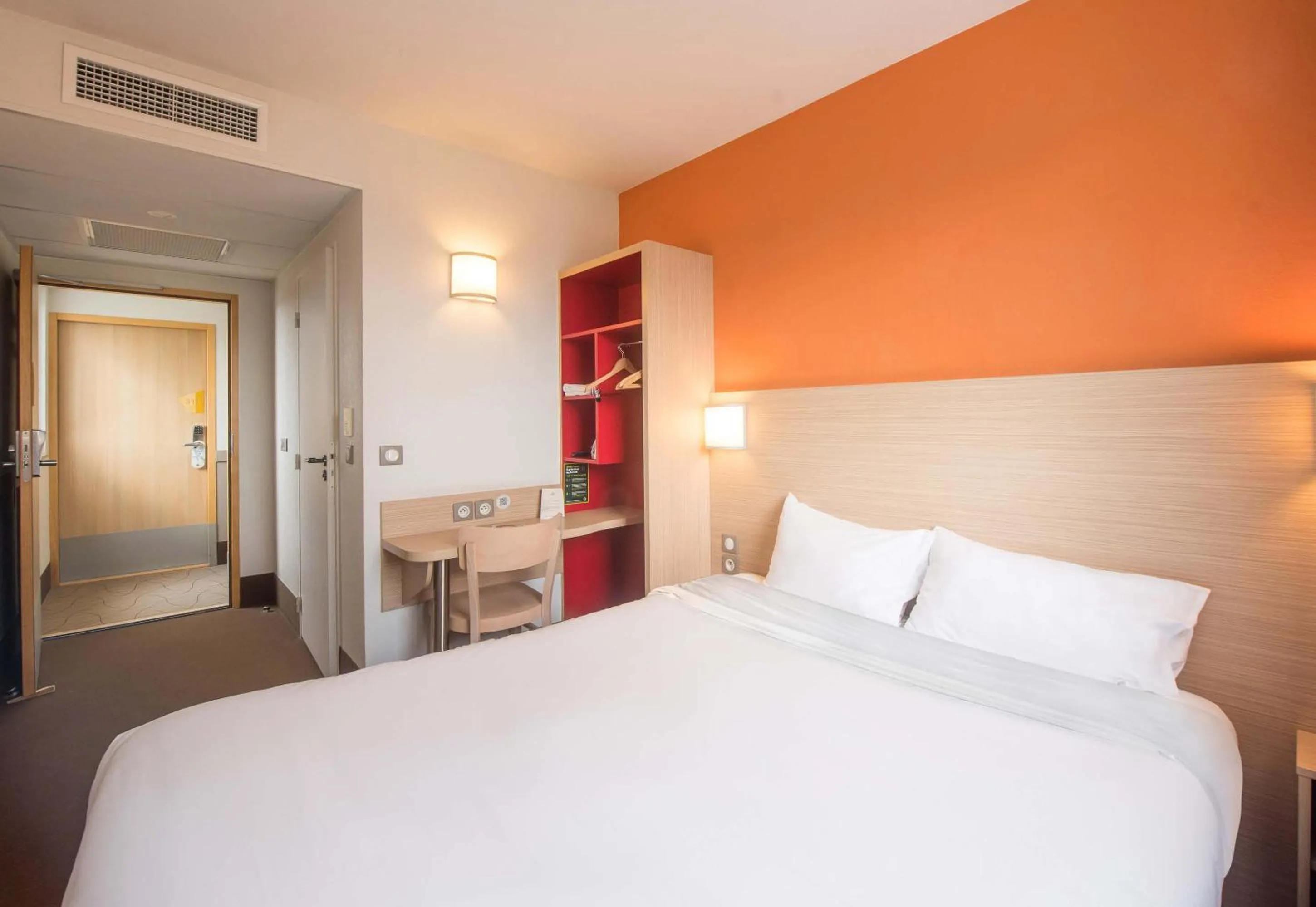 Bedroom, Bed in B&B HOTEL Gap