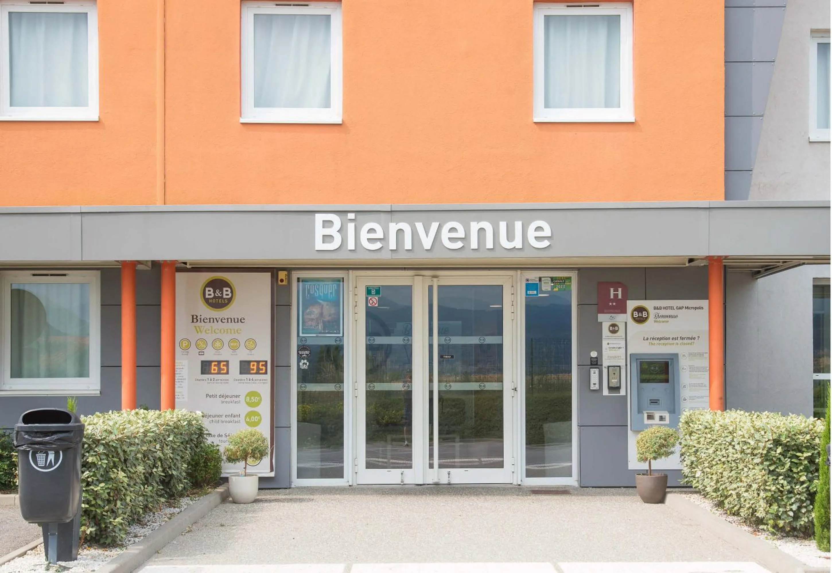 Facade/entrance in B&B HOTEL Gap