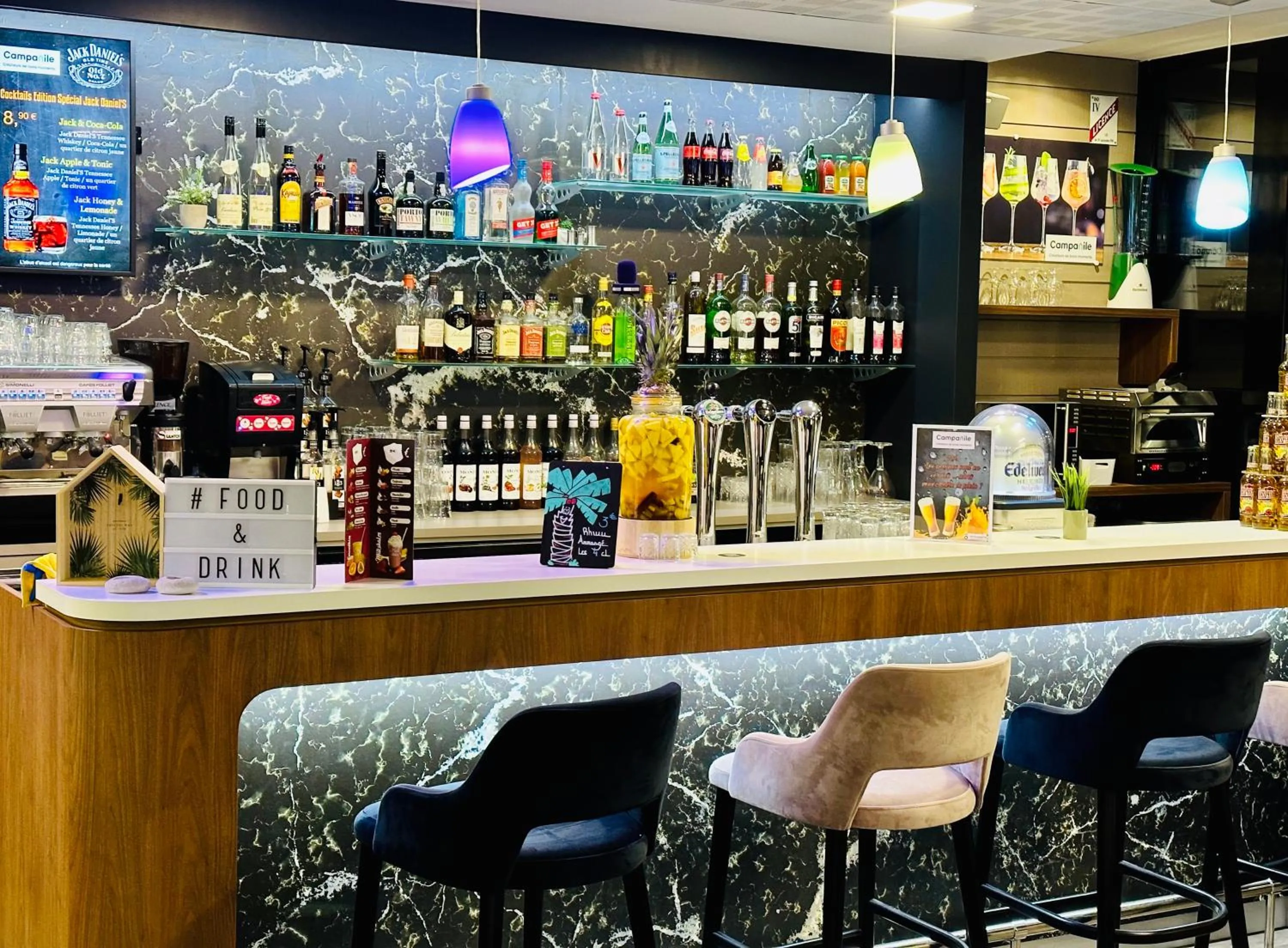 Lounge or bar in Campanile Belfort Montbéliard - Gare La Jonxion.