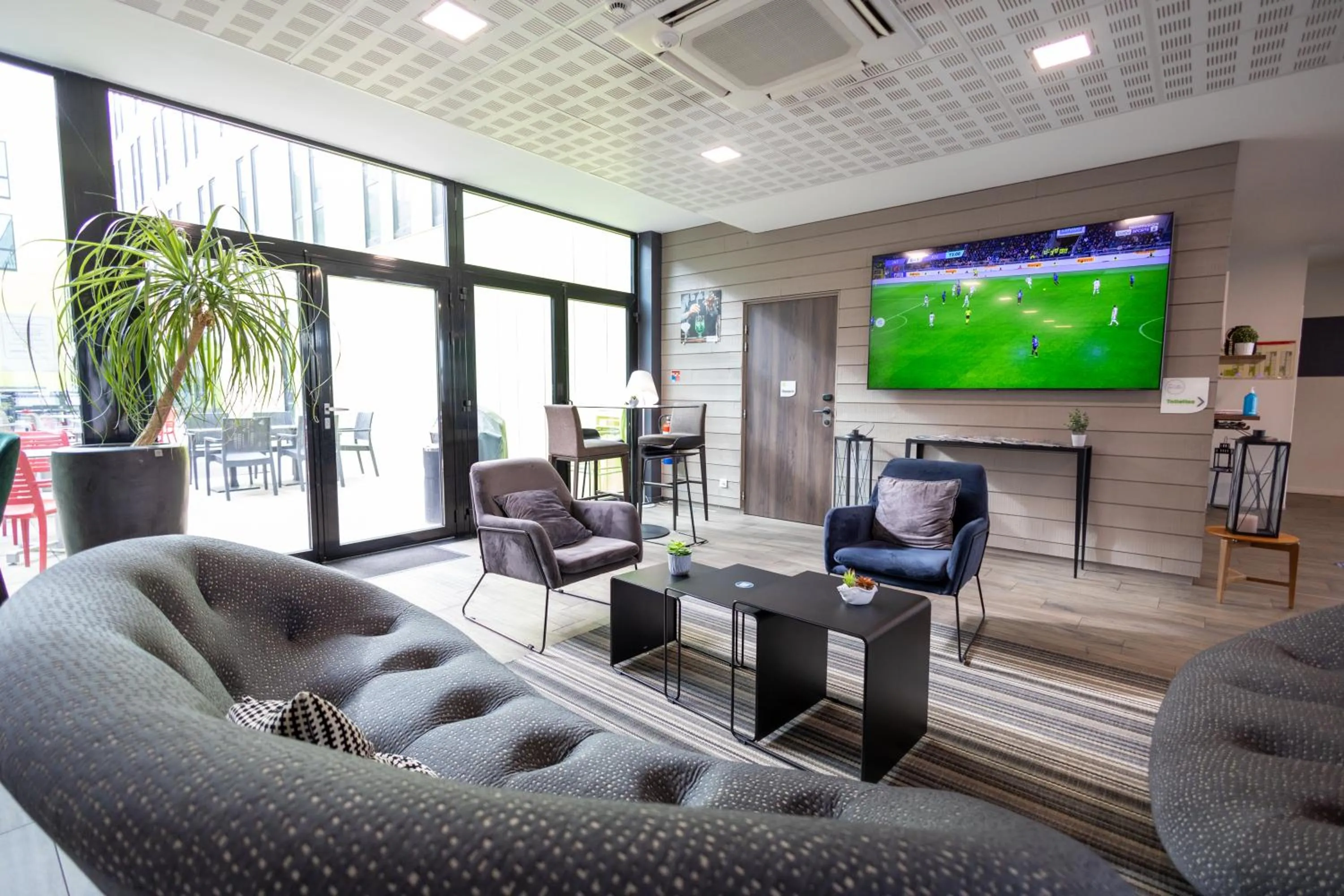 Communal lounge/ TV room in Campanile Belfort Montbéliard - Gare La Jonxion.