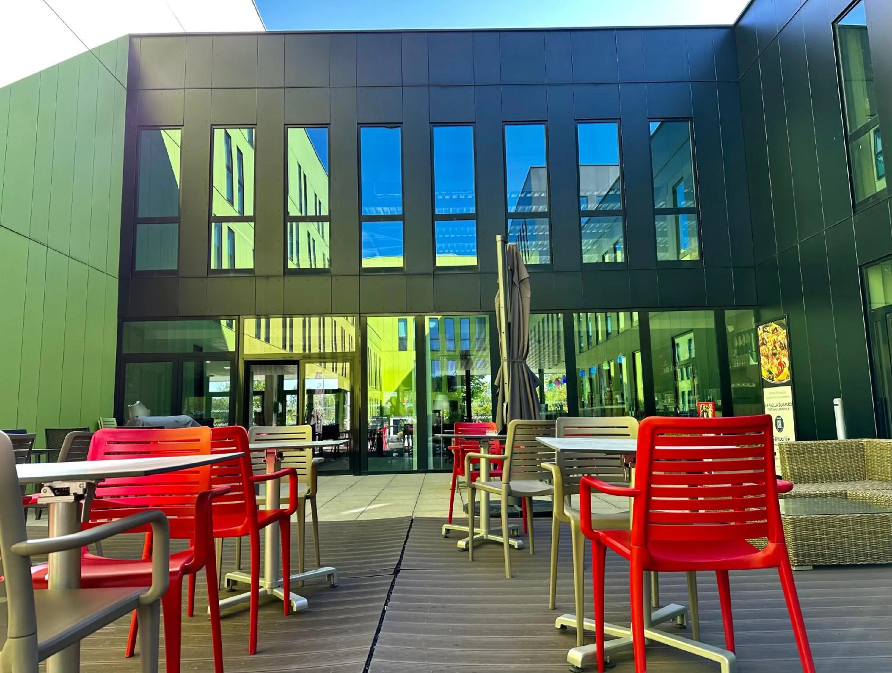 Patio in Campanile Belfort Montbéliard - Gare La Jonxion.
