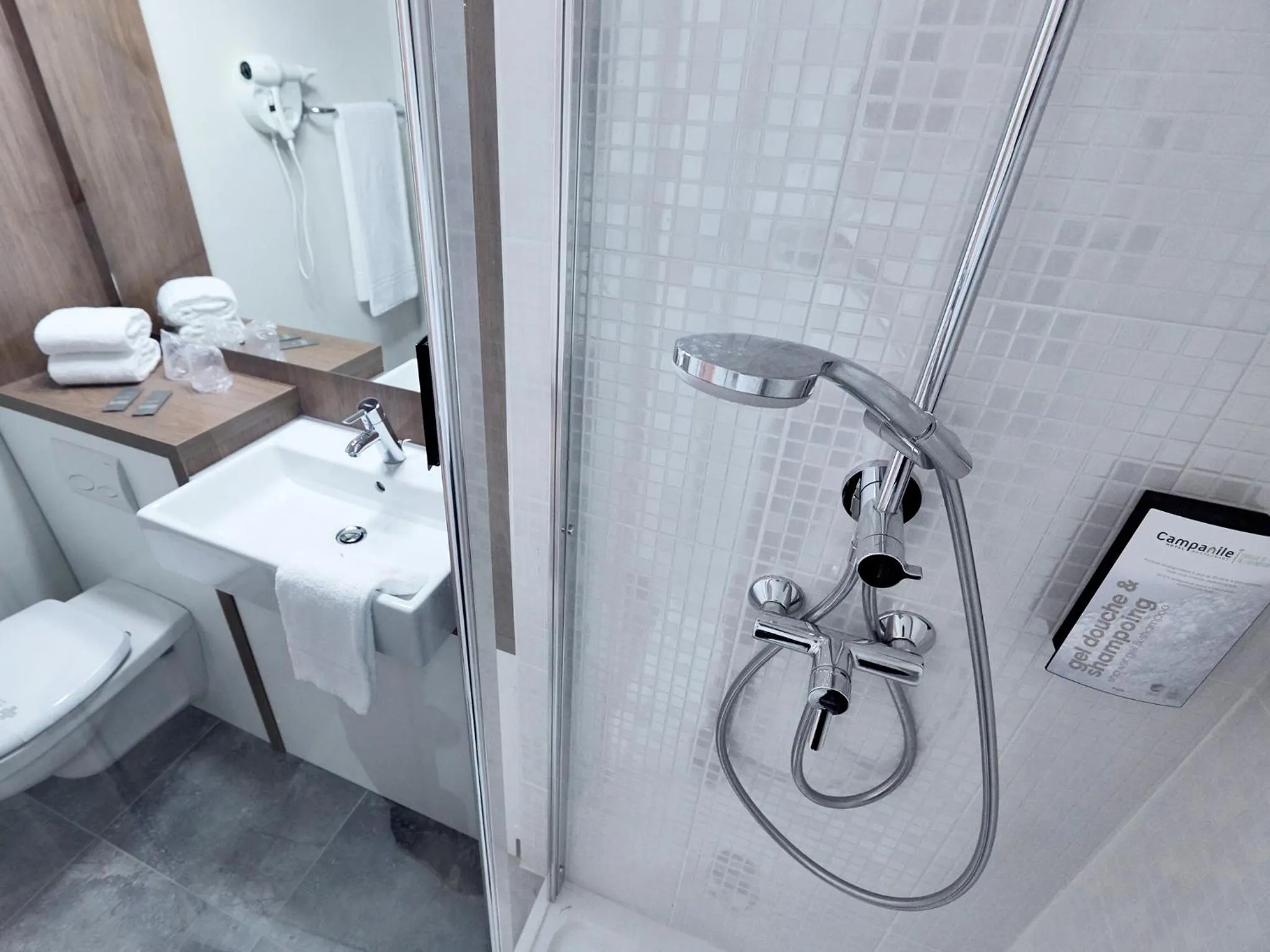 Shower in Campanile Belfort Montbéliard - Gare La Jonxion.