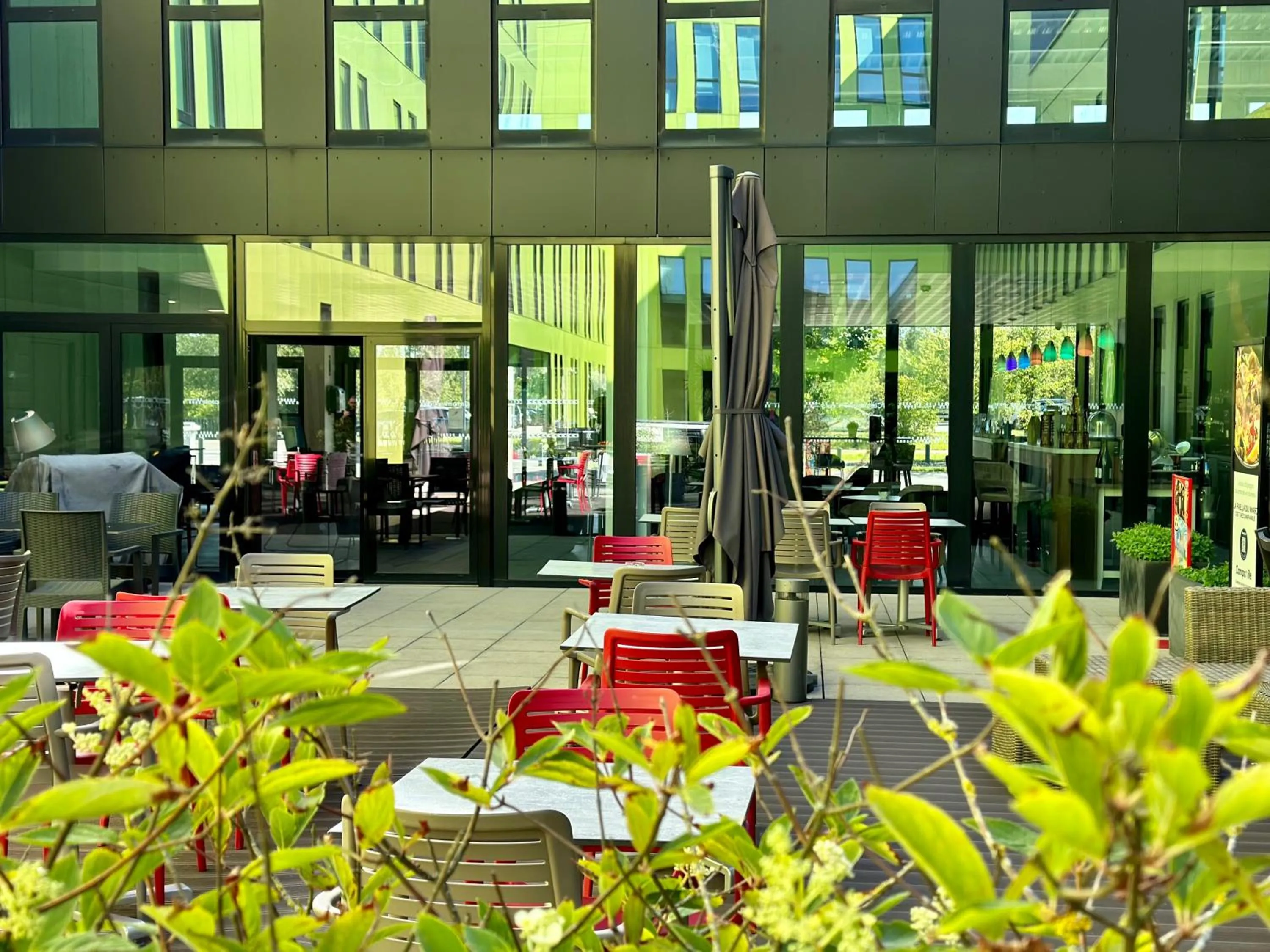 Patio in Campanile Belfort Montbéliard - Gare La Jonxion.