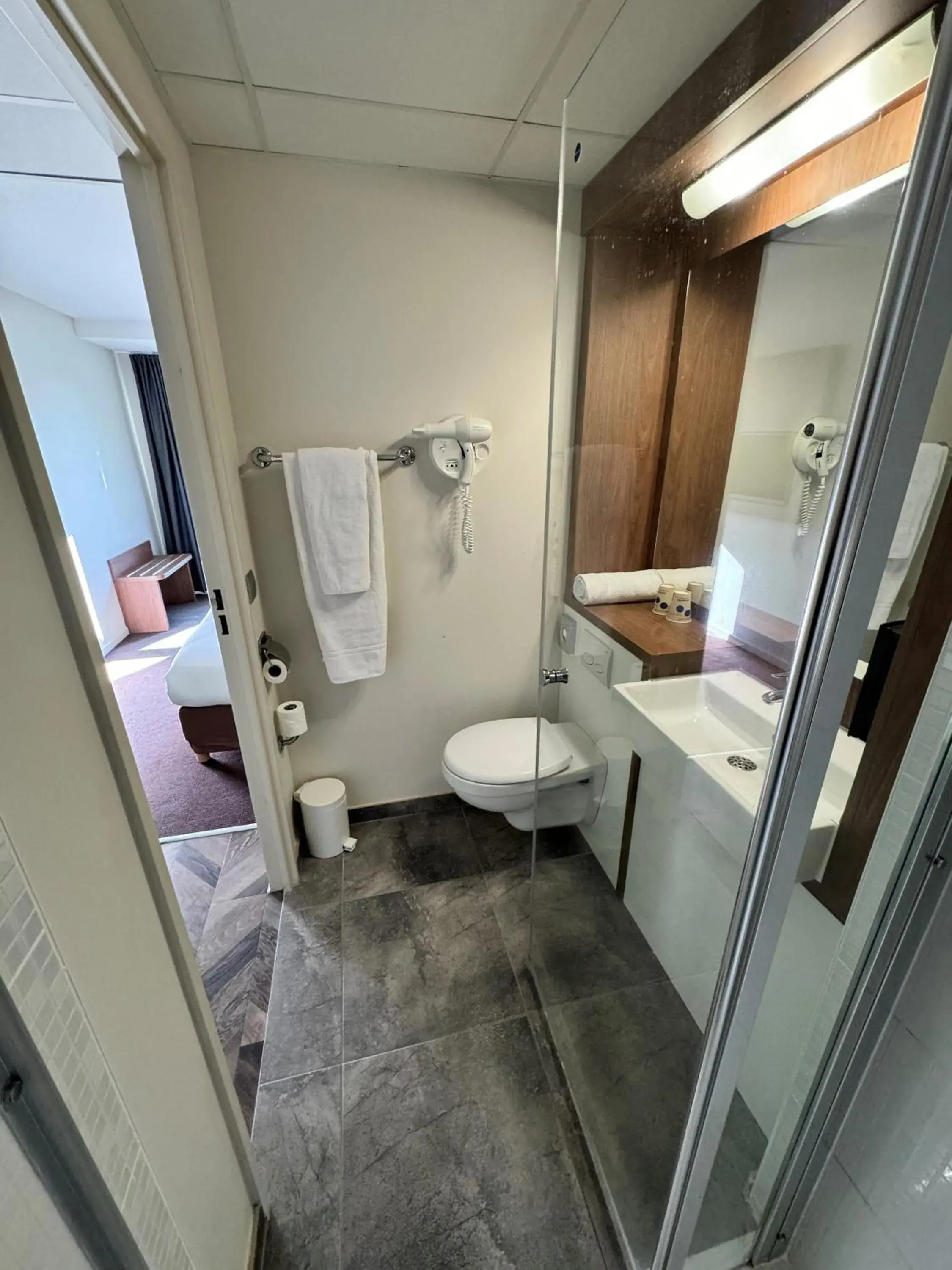 1 Double Bed 1 Single Bed - Superior Room in Campanile Belfort Montbéliard - Gare La Jonxion. 1 Double Bed 1 Single Bed - Superior Room in Campanile Belfort Montbéliard - Gare La Jonxion.