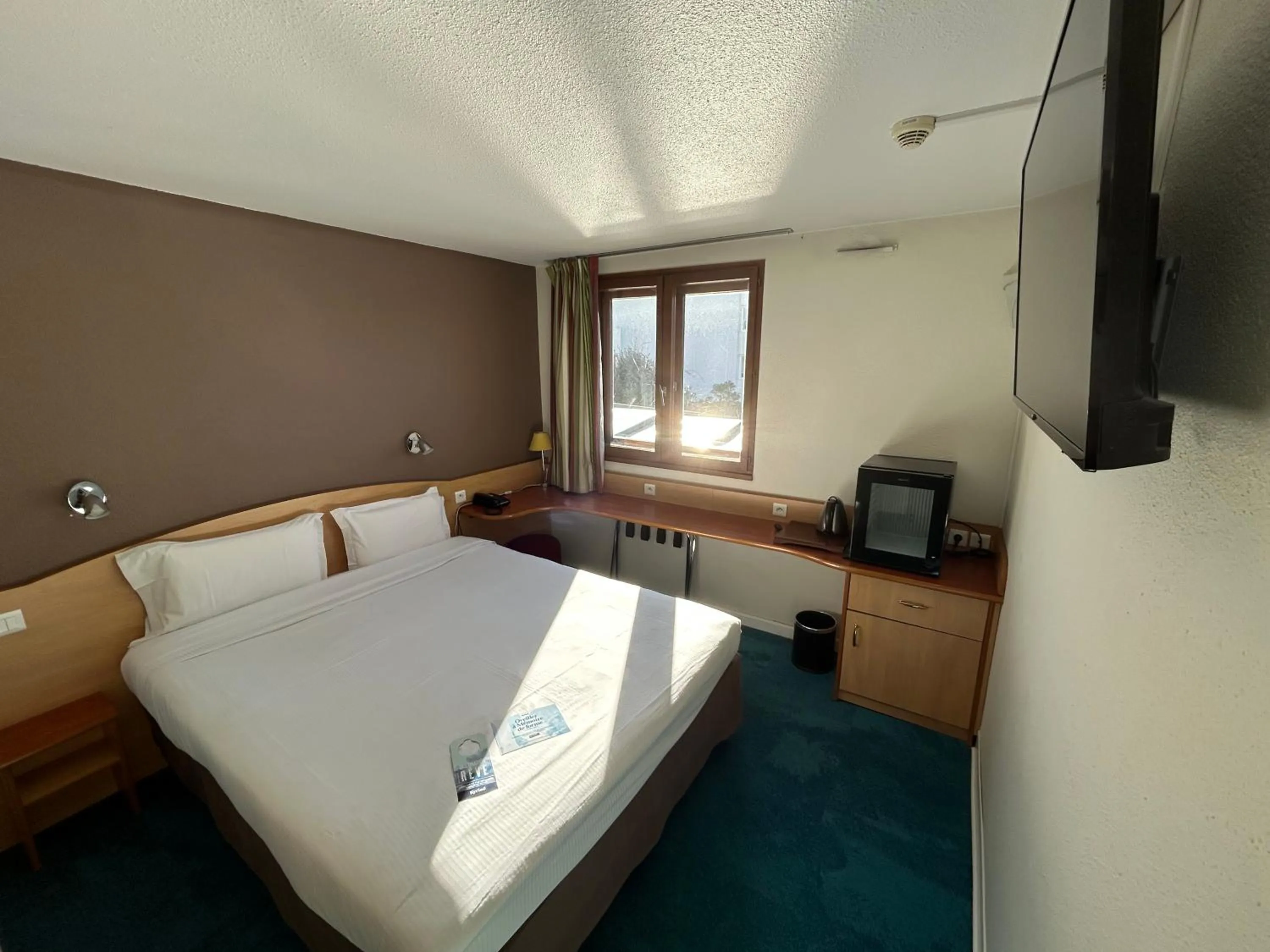 Bedroom, Bed in Kyriad Montpellier Aéroport - Gare Sud de France