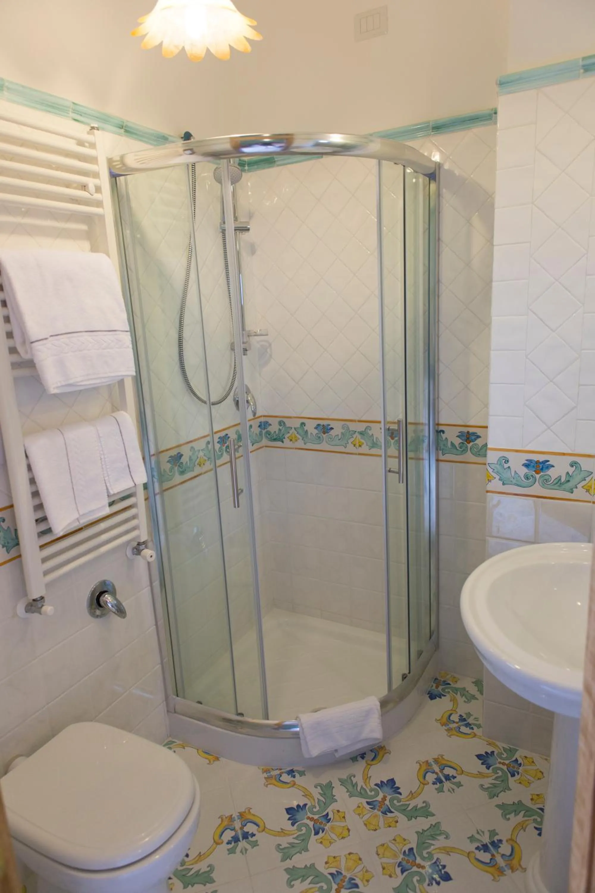 Shower in Rianna Rooms & Breakfast