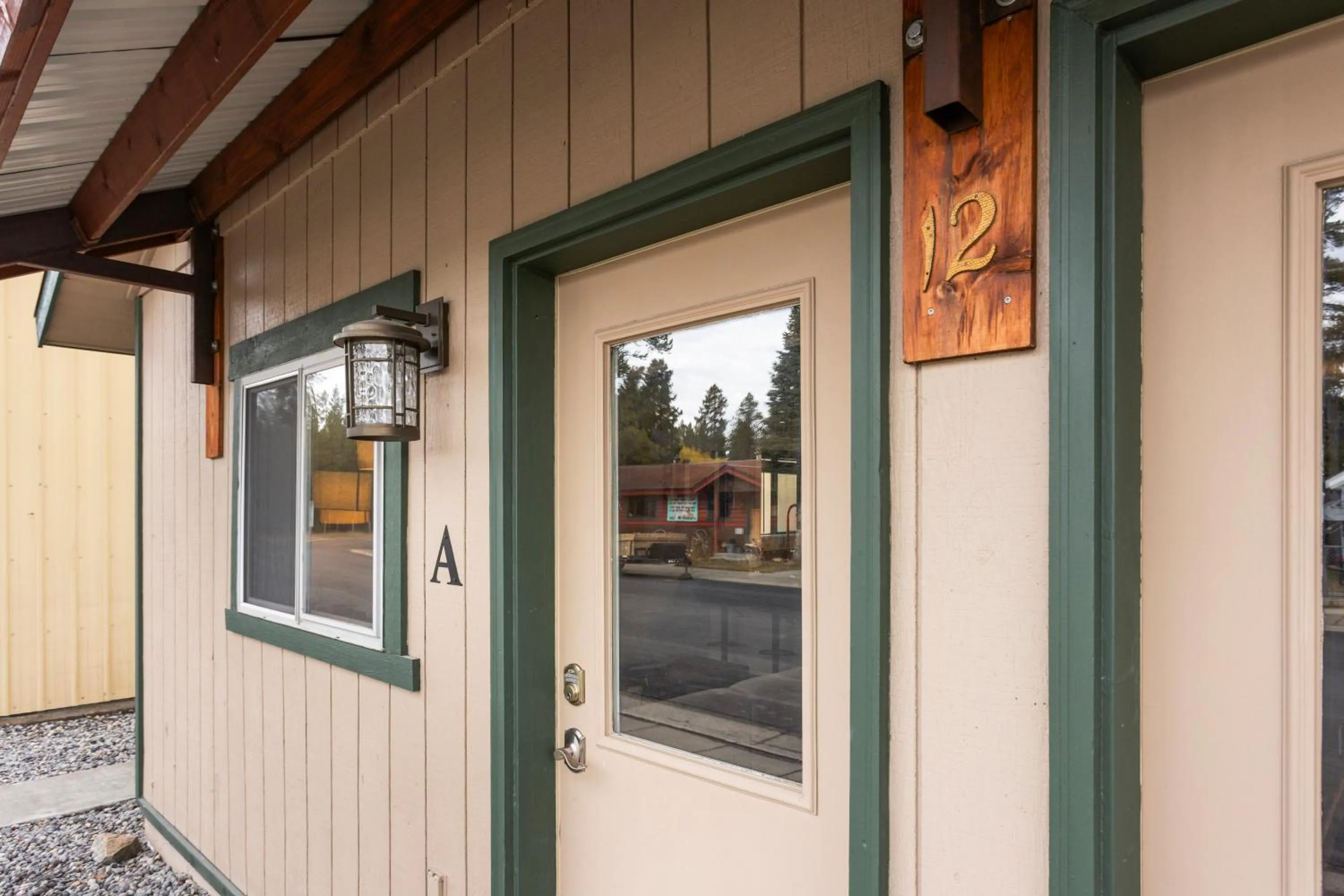The Yellowstone Hideaway Unit A Cozy 1-Bedroom Yellowstone Hideaway, 1 Minute from Yellowstone Park!