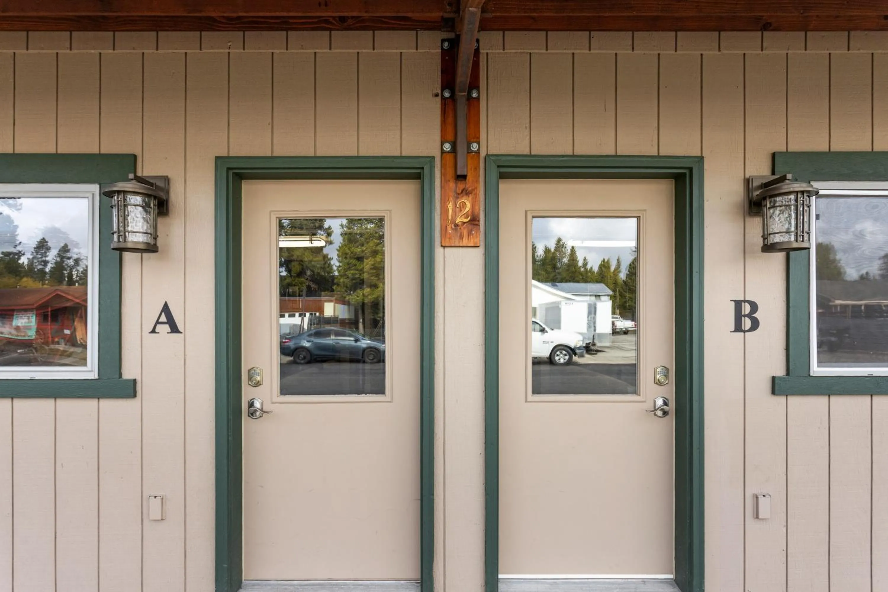 The Yellowstone Hideaway Unit A Cozy 1-Bedroom Yellowstone Hideaway, 1 Minute from Yellowstone Park!
