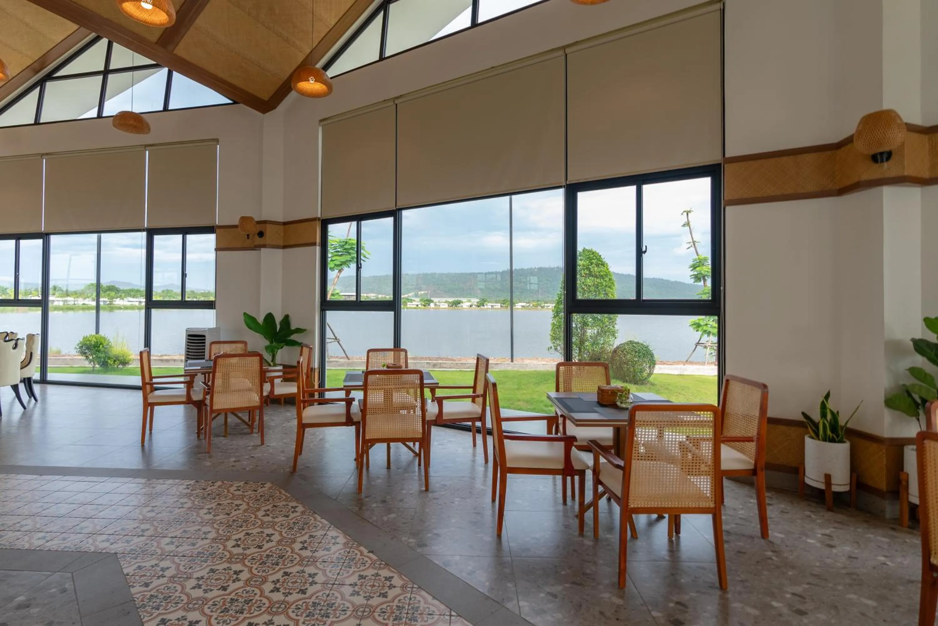 Restaurant/places to eat in Wonderland Suites and Resort