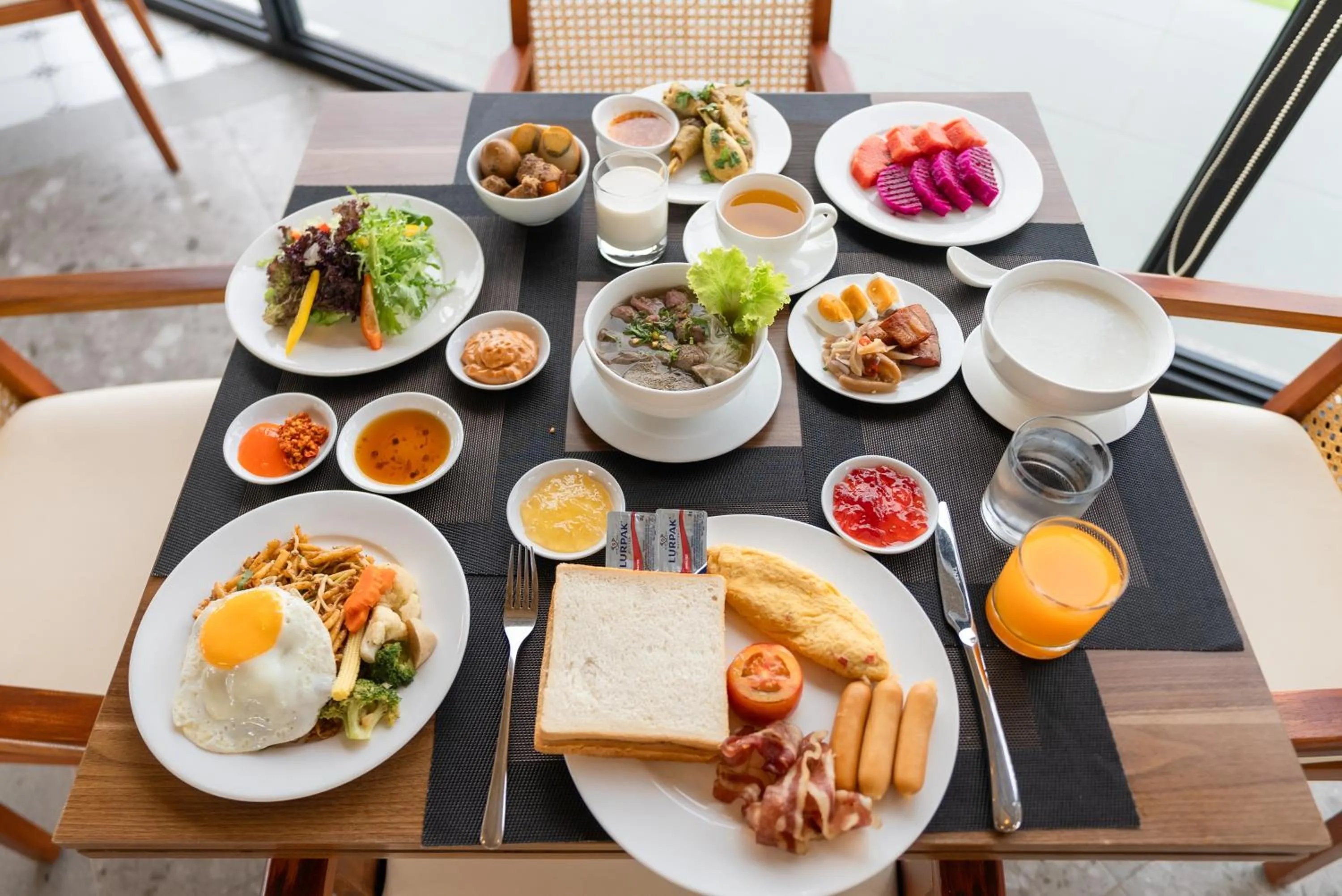 Breakfast in Wonderland Suites and Resort