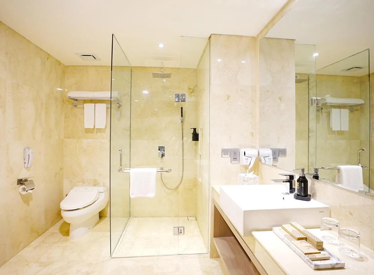 Toilet in Platinum Hotel Jimbaran Beach Bali