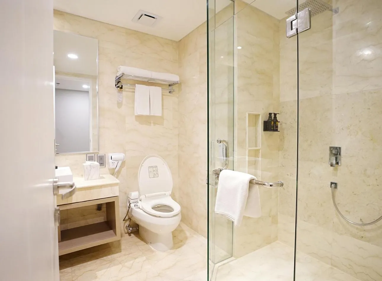 Toilet in Platinum Hotel Jimbaran Beach Bali