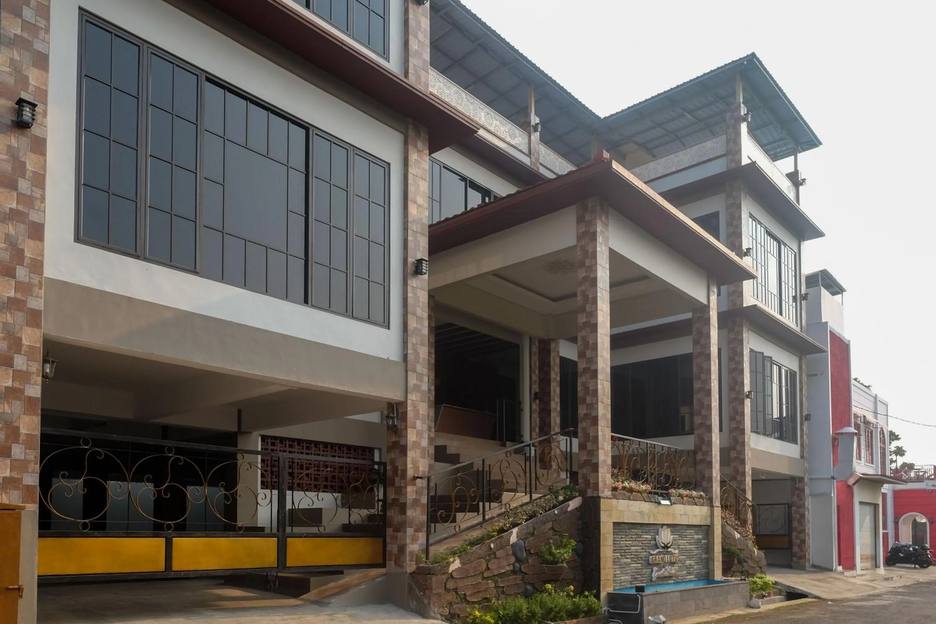 Urbanview Grand Lotus Hotel by RedDoorz