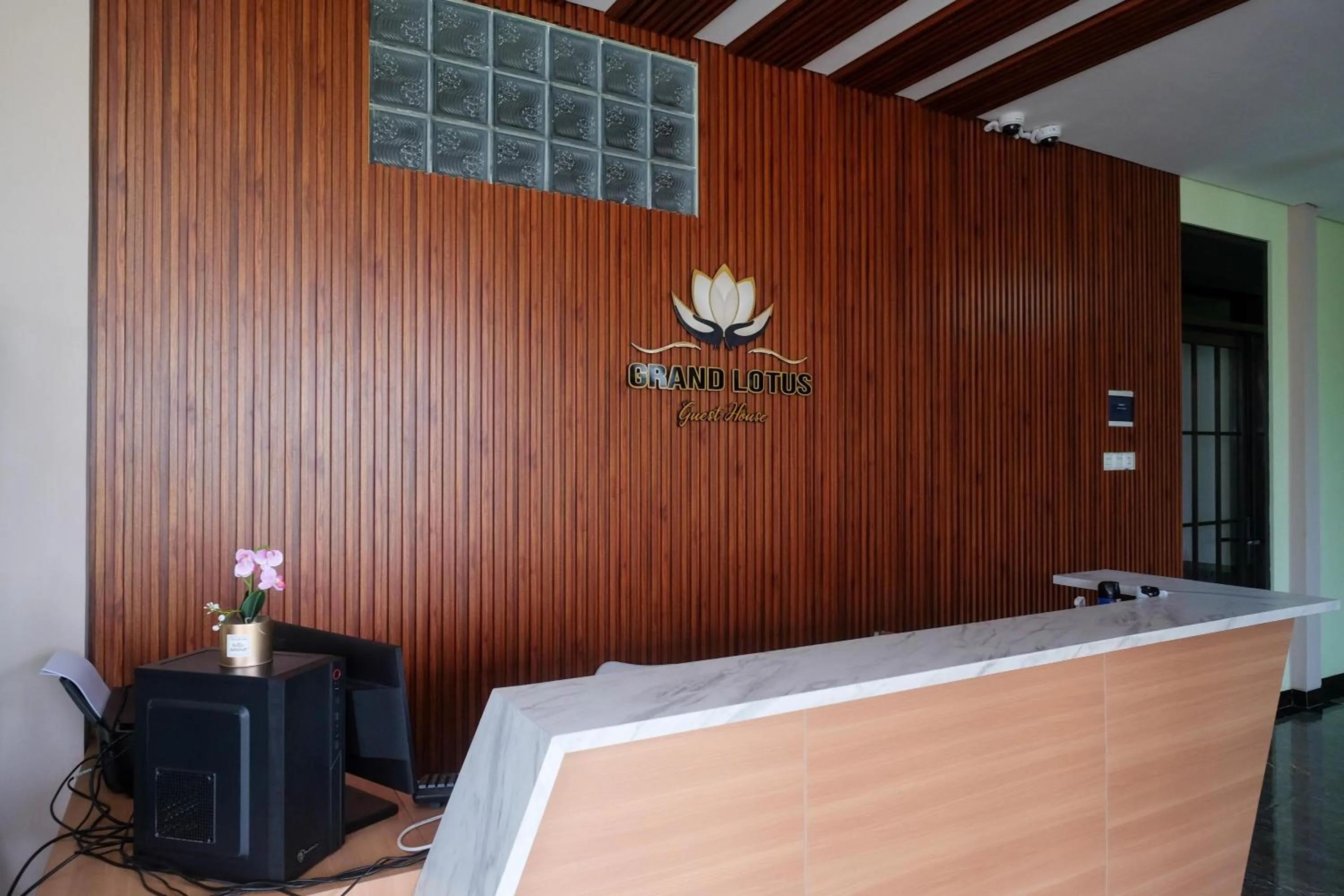 Urbanview Grand Lotus Hotel by RedDoorz